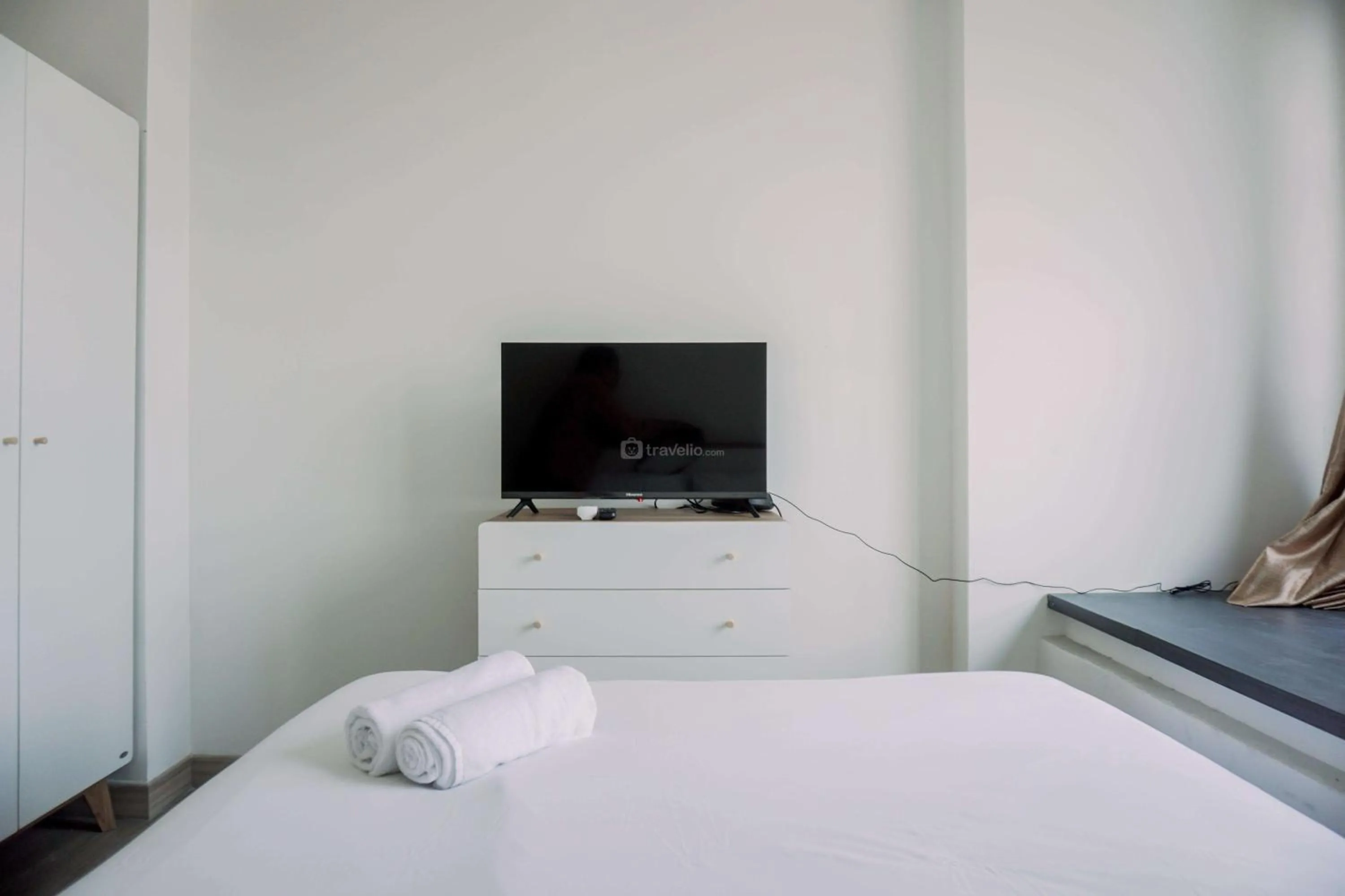 Homey and Comfort Living Studio Collins Boulevard Apartment By Travelio