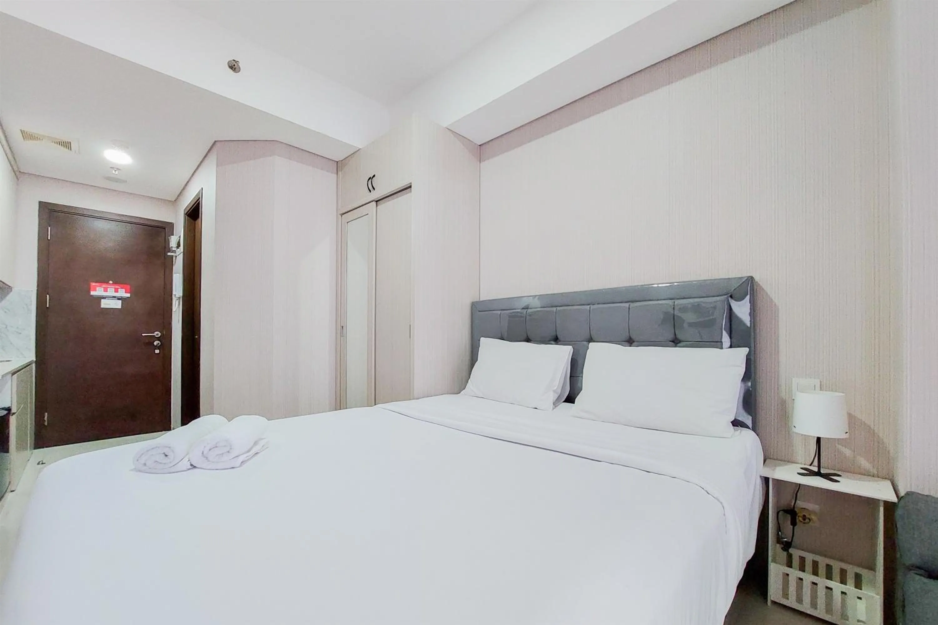 Bedroom, Bed in Nice and Elegant Studio near Campus at Pacific Garden Alam Sutera Apartment By Travelio