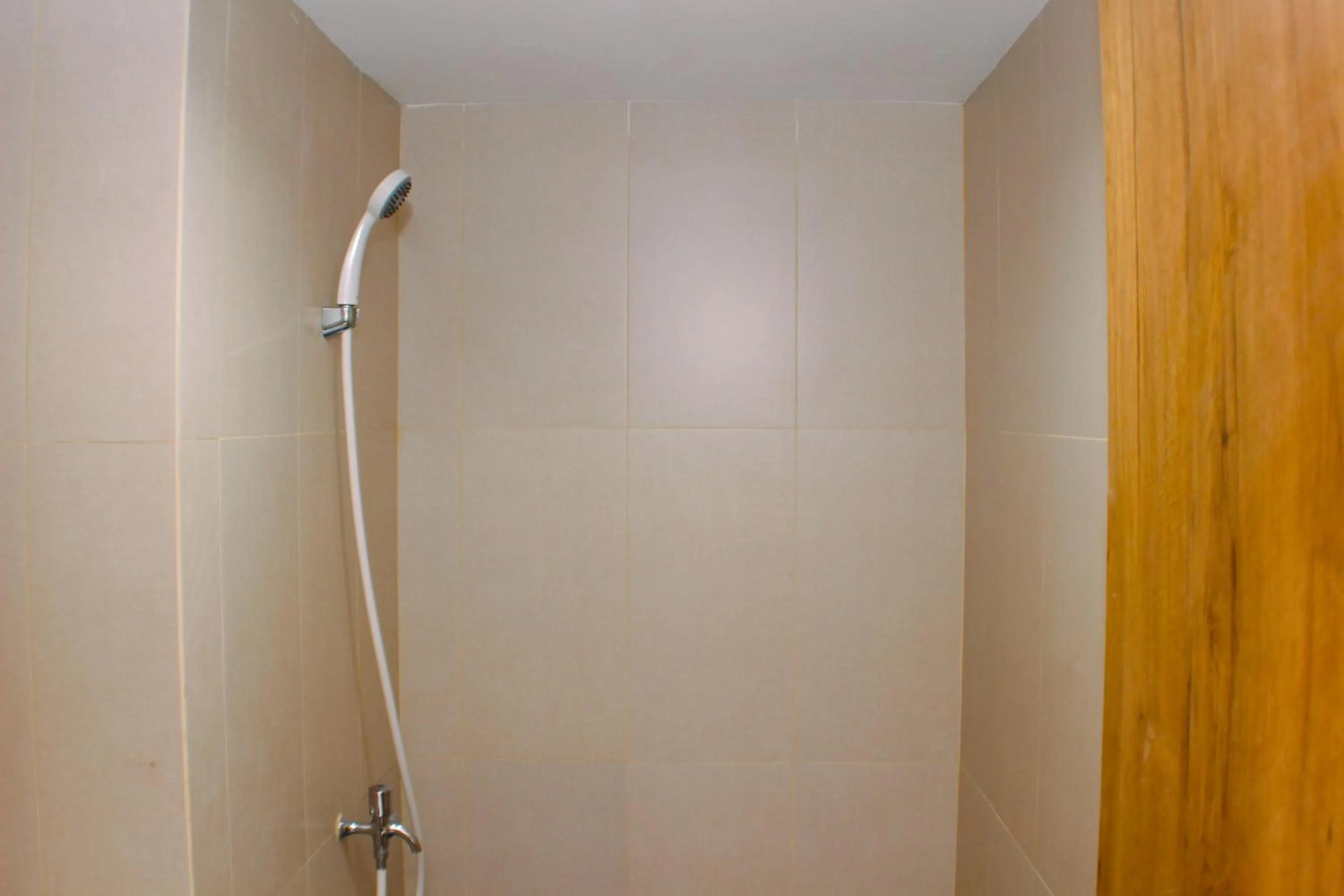 Comfy Studio Apartment at Gateway Park LRT City Jatibening By Travelio