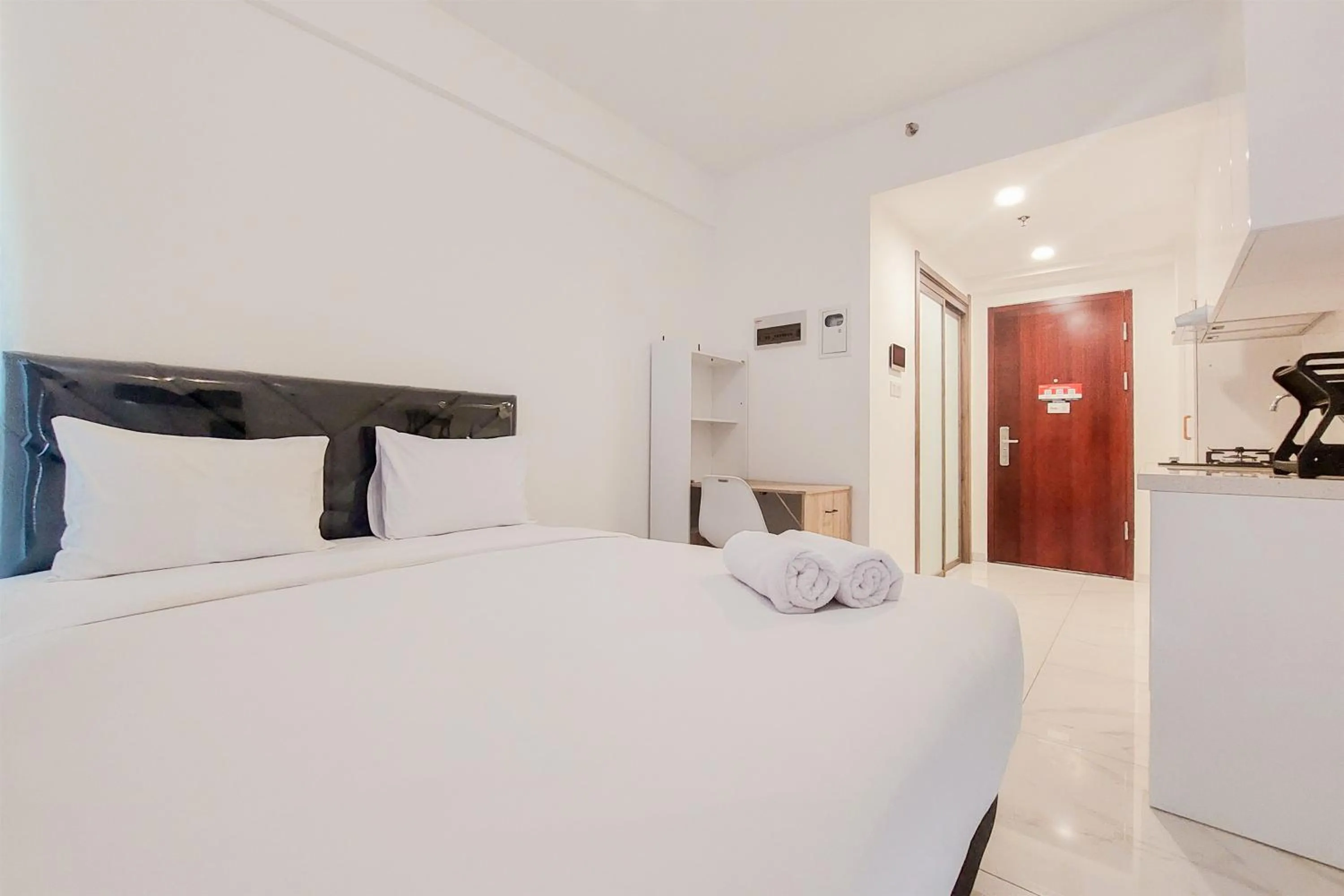 Homey and Simply Look Studio Sky House Alam Sutera Apartment By Travelio