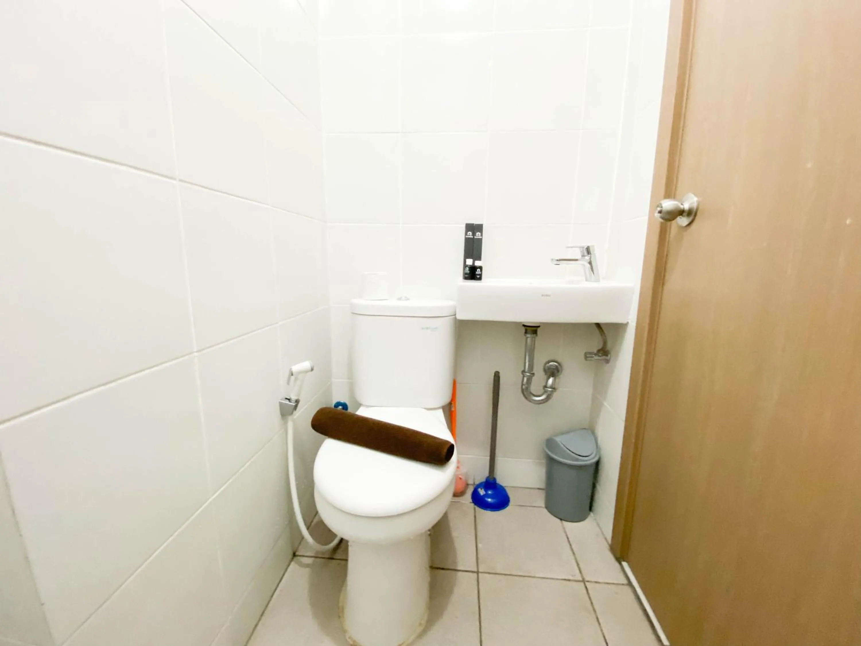 Bathroom in Cozy Stay Studio Cordova Edupartment Semarang Apartment By Travelio