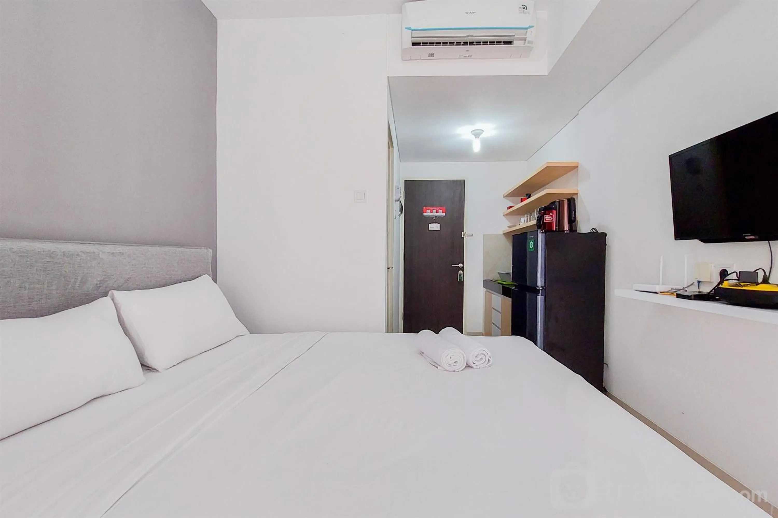 Bed in Enjoy Living and Warm Studio at Serpong Garden Apartment By Travelio
