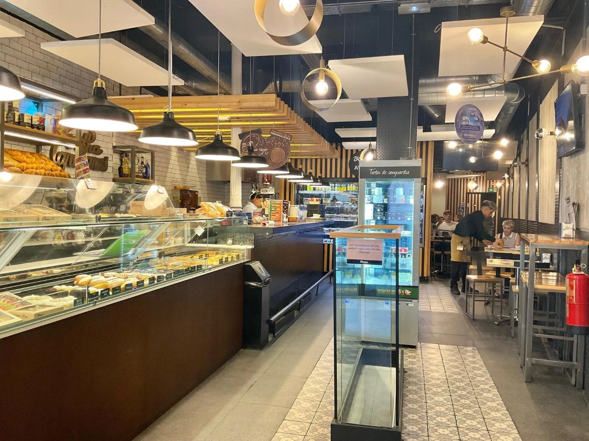 Restaurant/places to eat in Luz Madrid Rooms