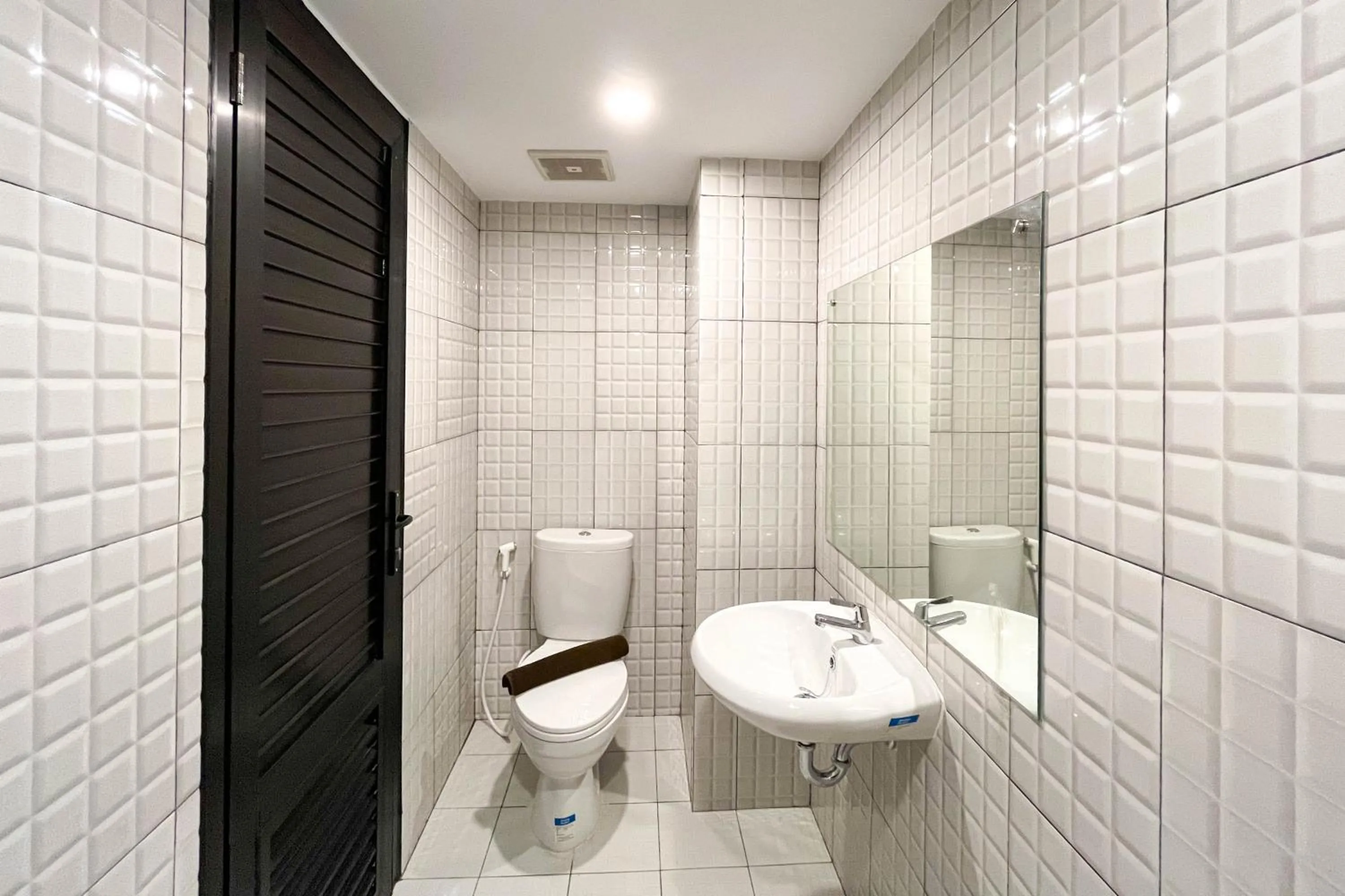 Simply Look Studio at 21st Floor De Prima Apartment By Travelio