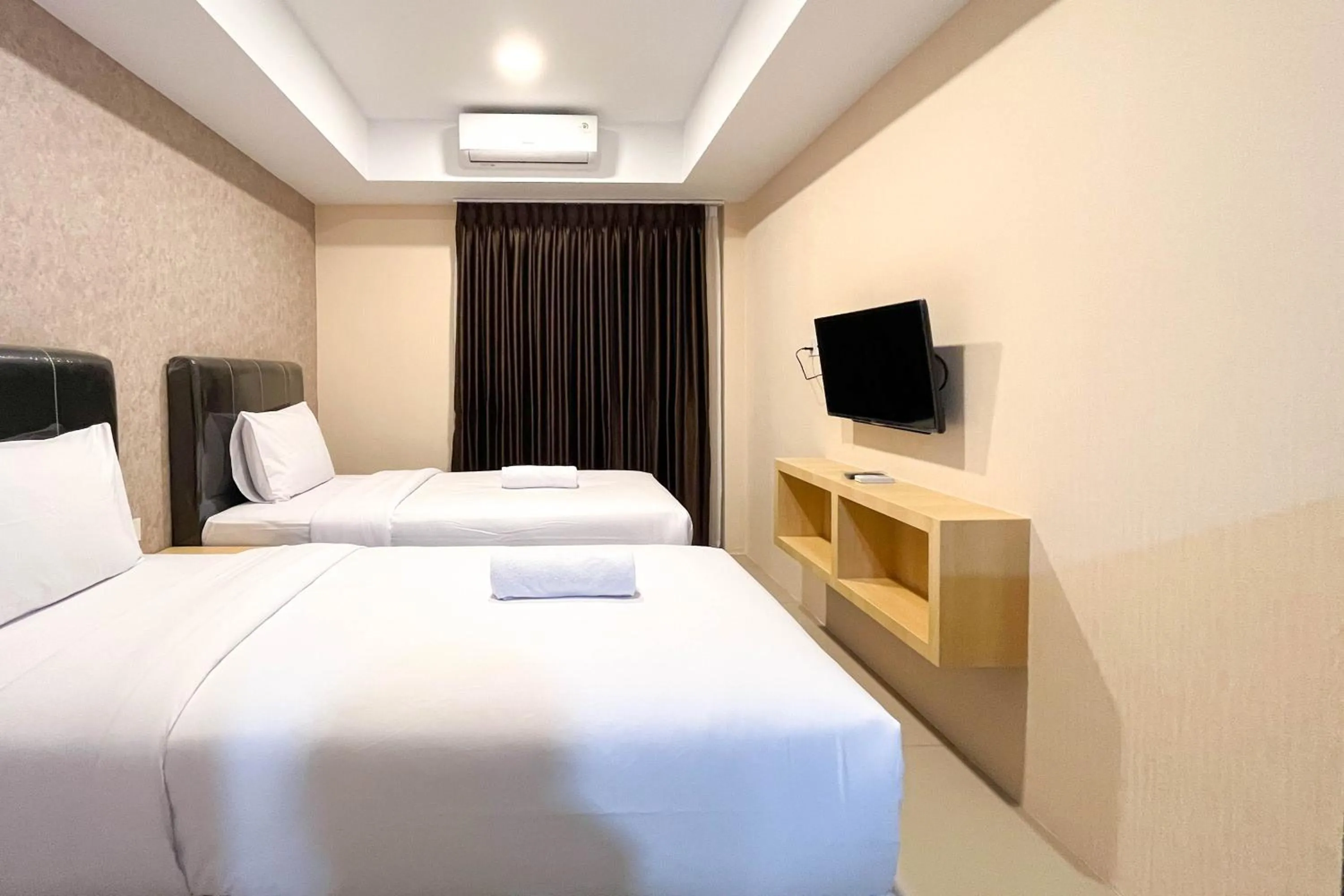 Simply Look Studio at 21st Floor De Prima Apartment By Travelio
