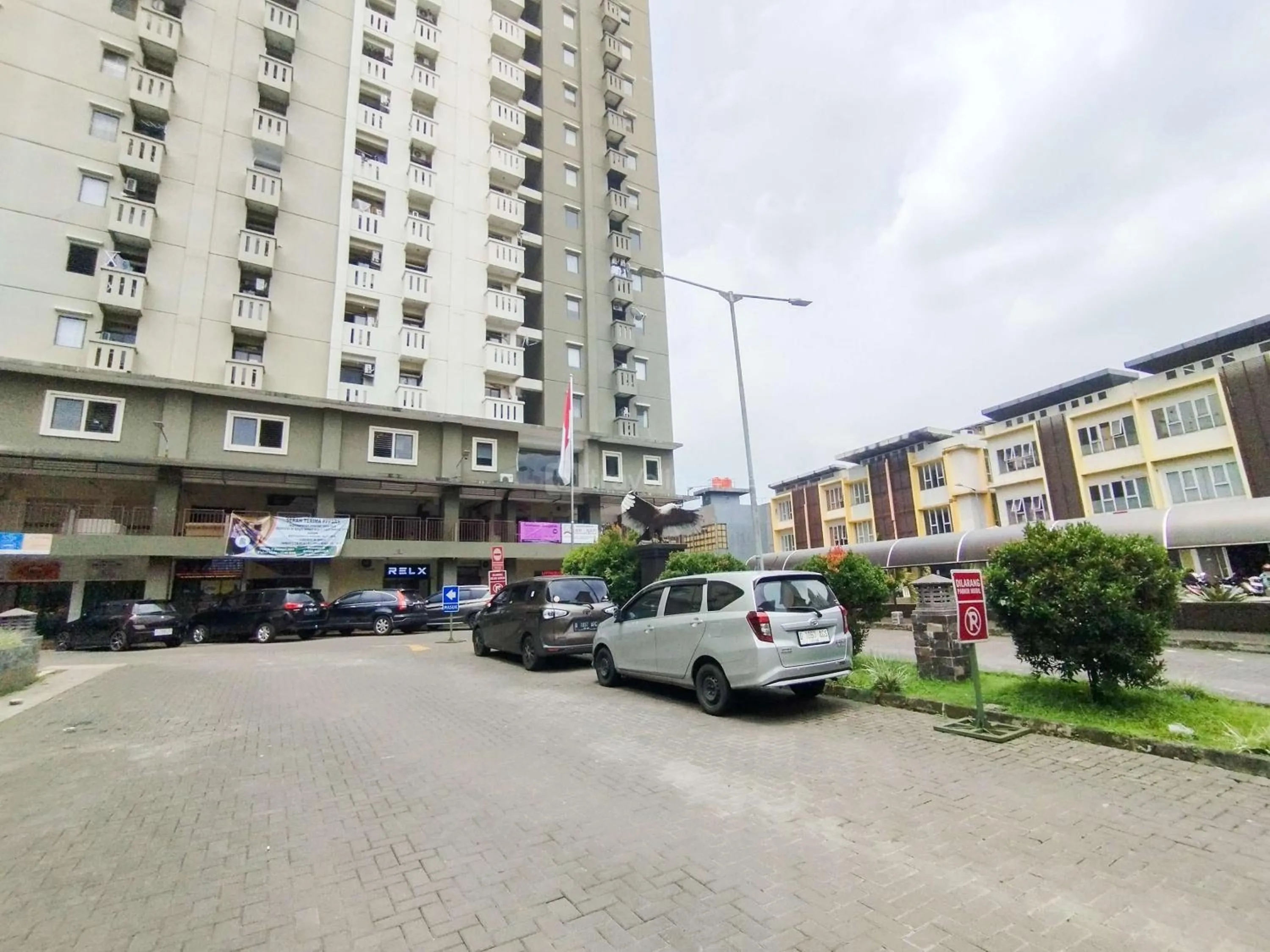 Bed in Serene 2BR Apartment at Gateway Ahmad Yani Cicadas By Travelio