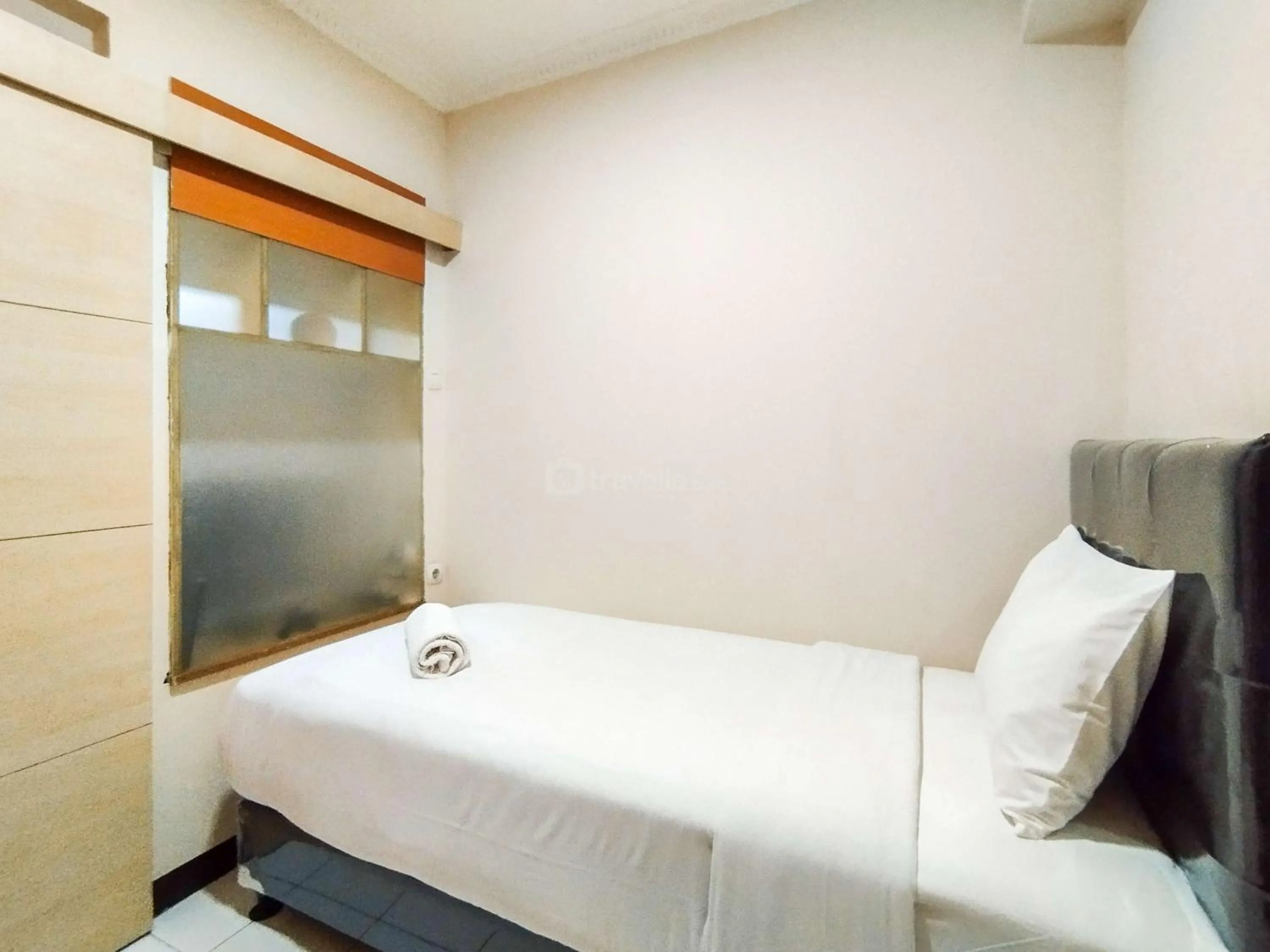Bed in Serene 2BR Apartment at Gateway Ahmad Yani Cicadas By Travelio