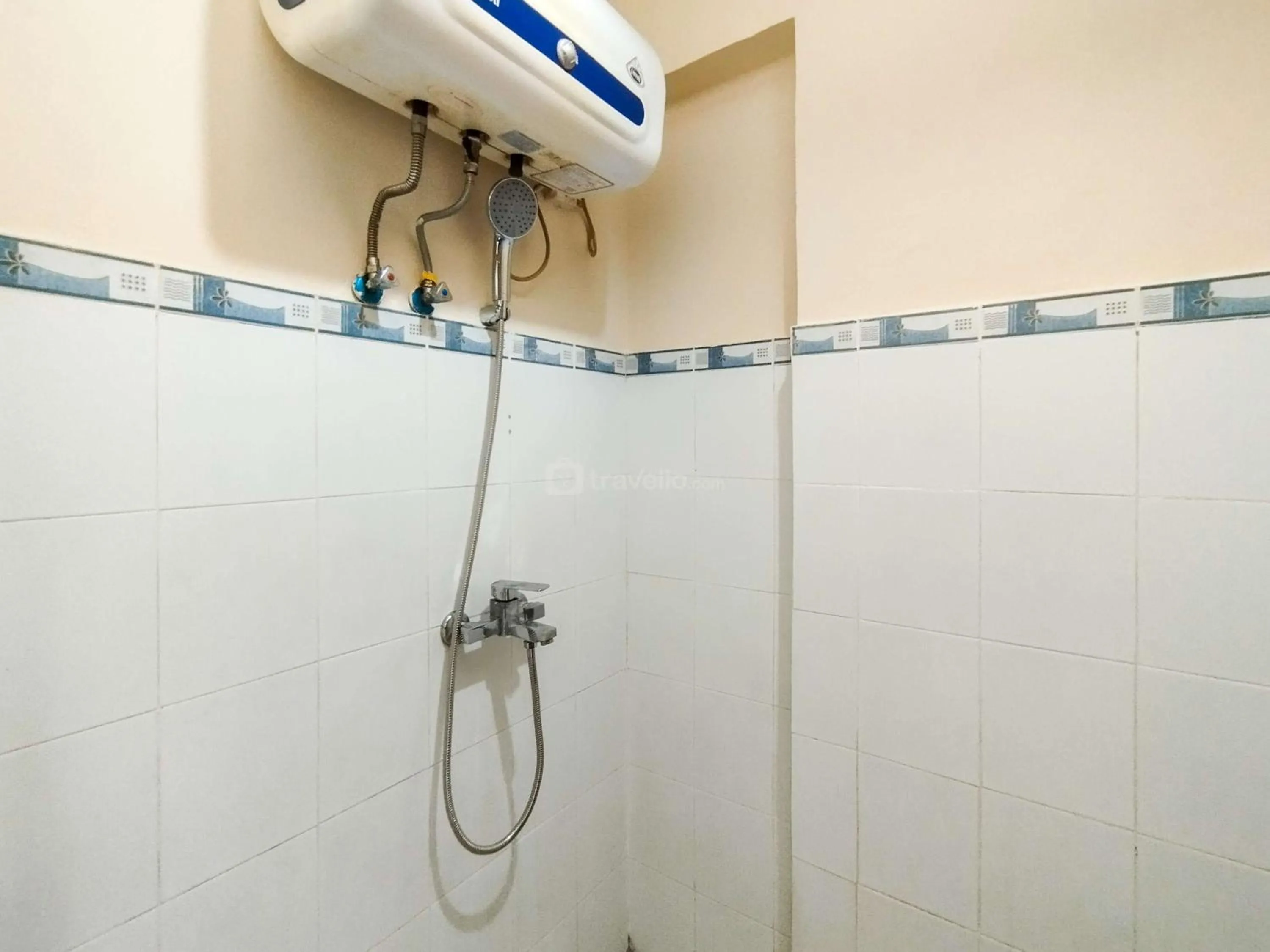 Bed in Serene 2BR Apartment at Gateway Ahmad Yani Cicadas By Travelio