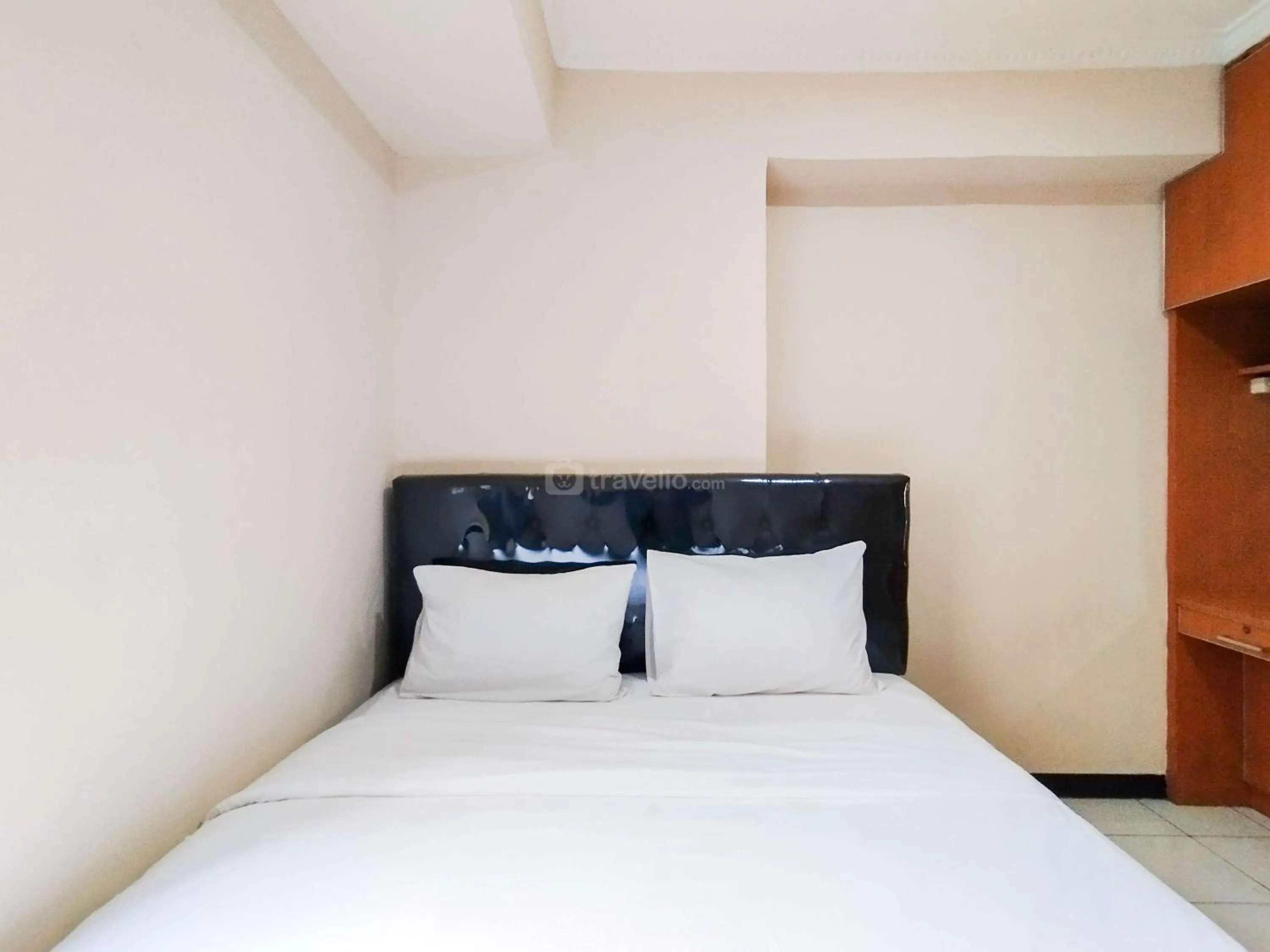 Bed in Serene 2BR Apartment at Gateway Ahmad Yani Cicadas By Travelio