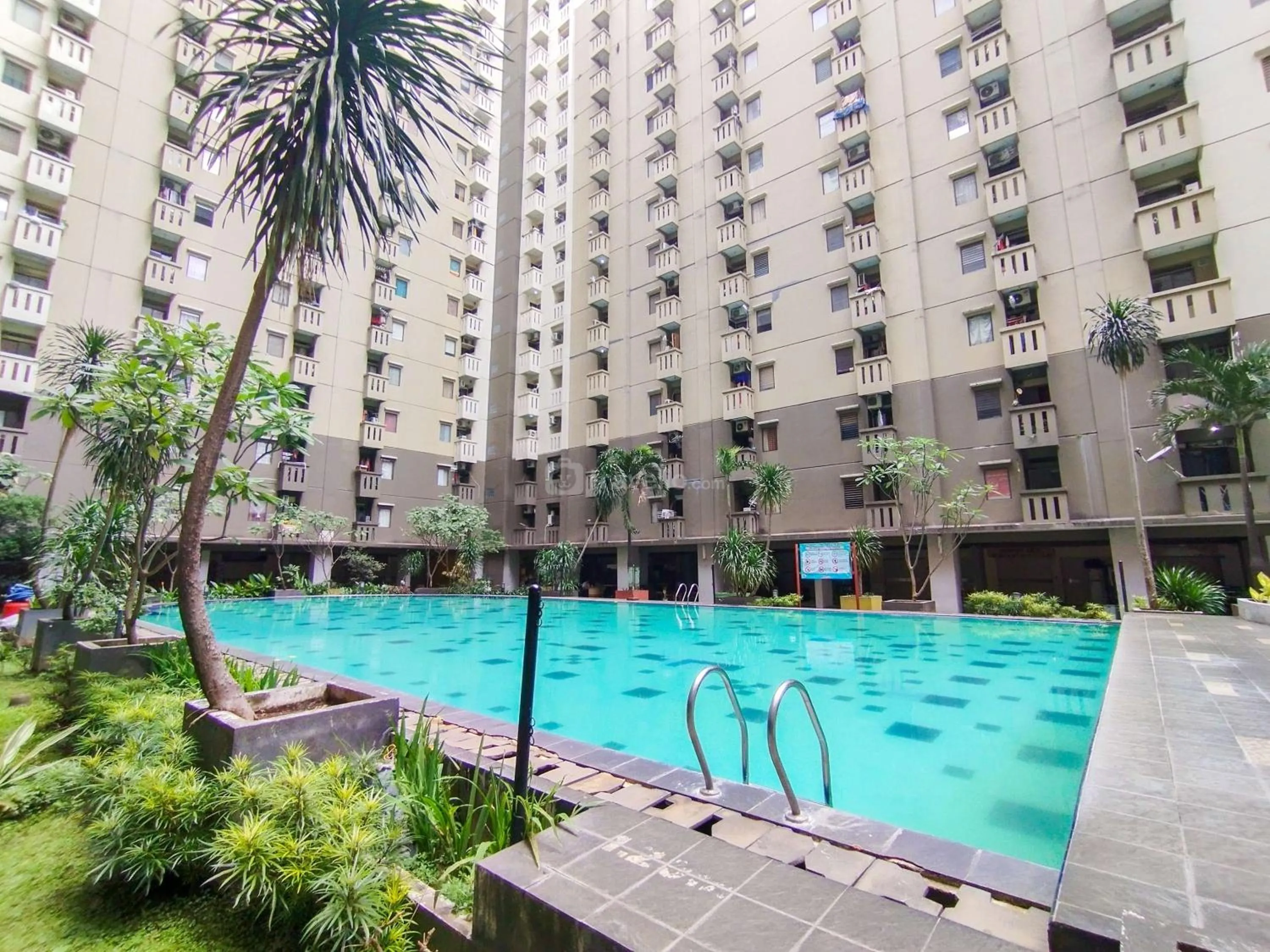 Bed in Serene 2BR Apartment at Gateway Ahmad Yani Cicadas By Travelio