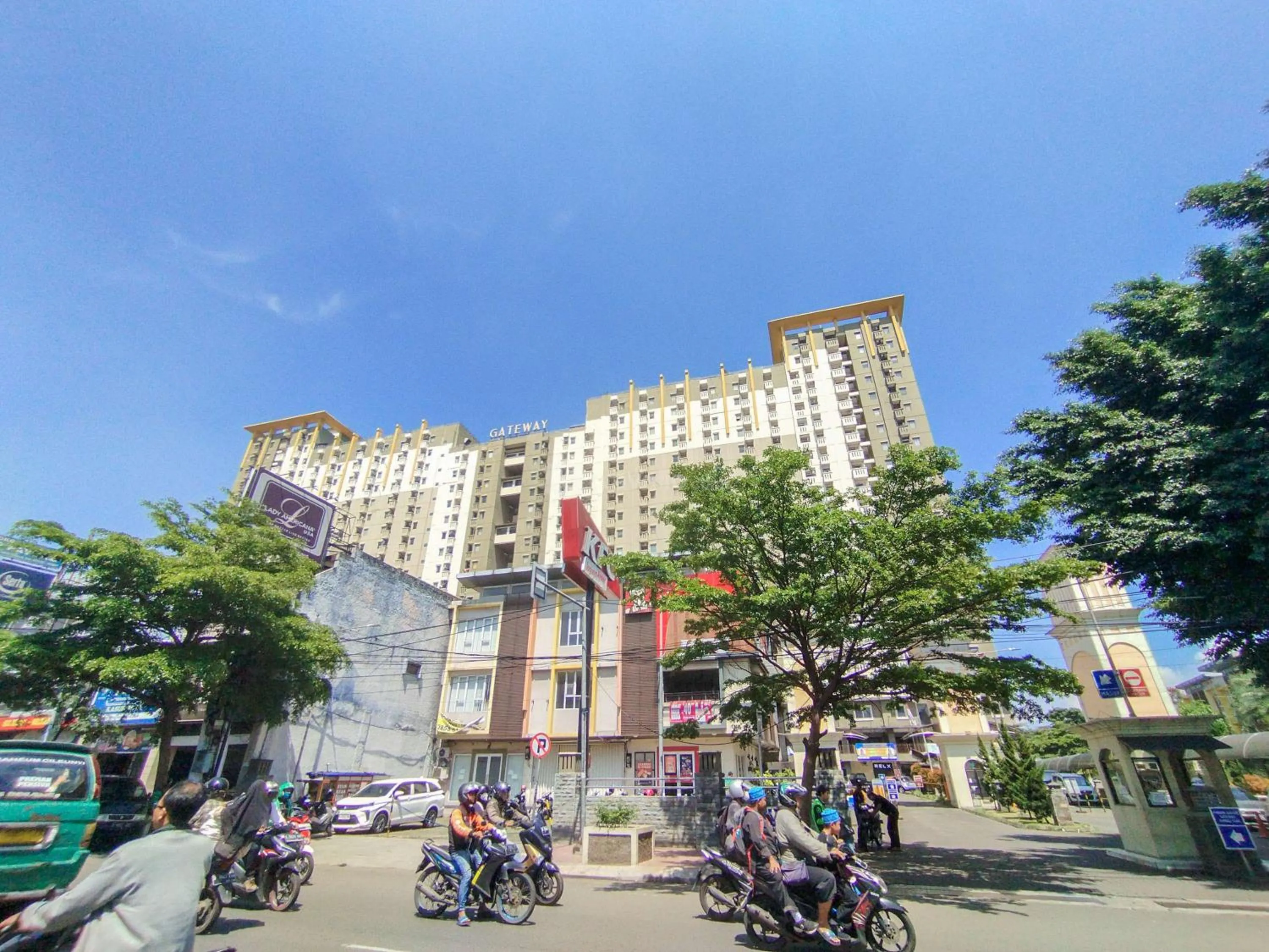 Property building in Serene 2BR Apartment at Gateway Ahmad Yani Cicadas By Travelio