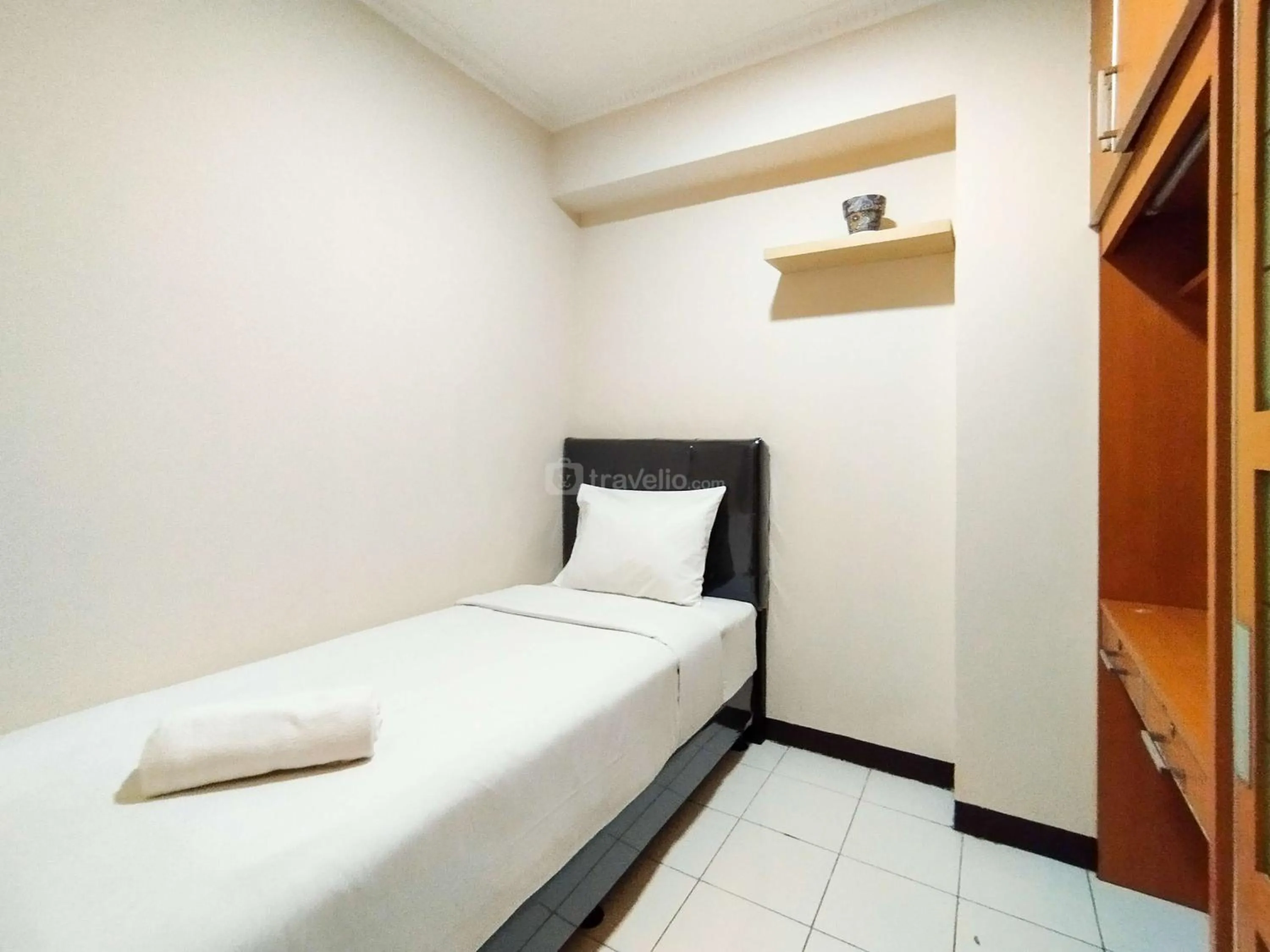 Bed in Serene 2BR Apartment at Gateway Ahmad Yani Cicadas By Travelio