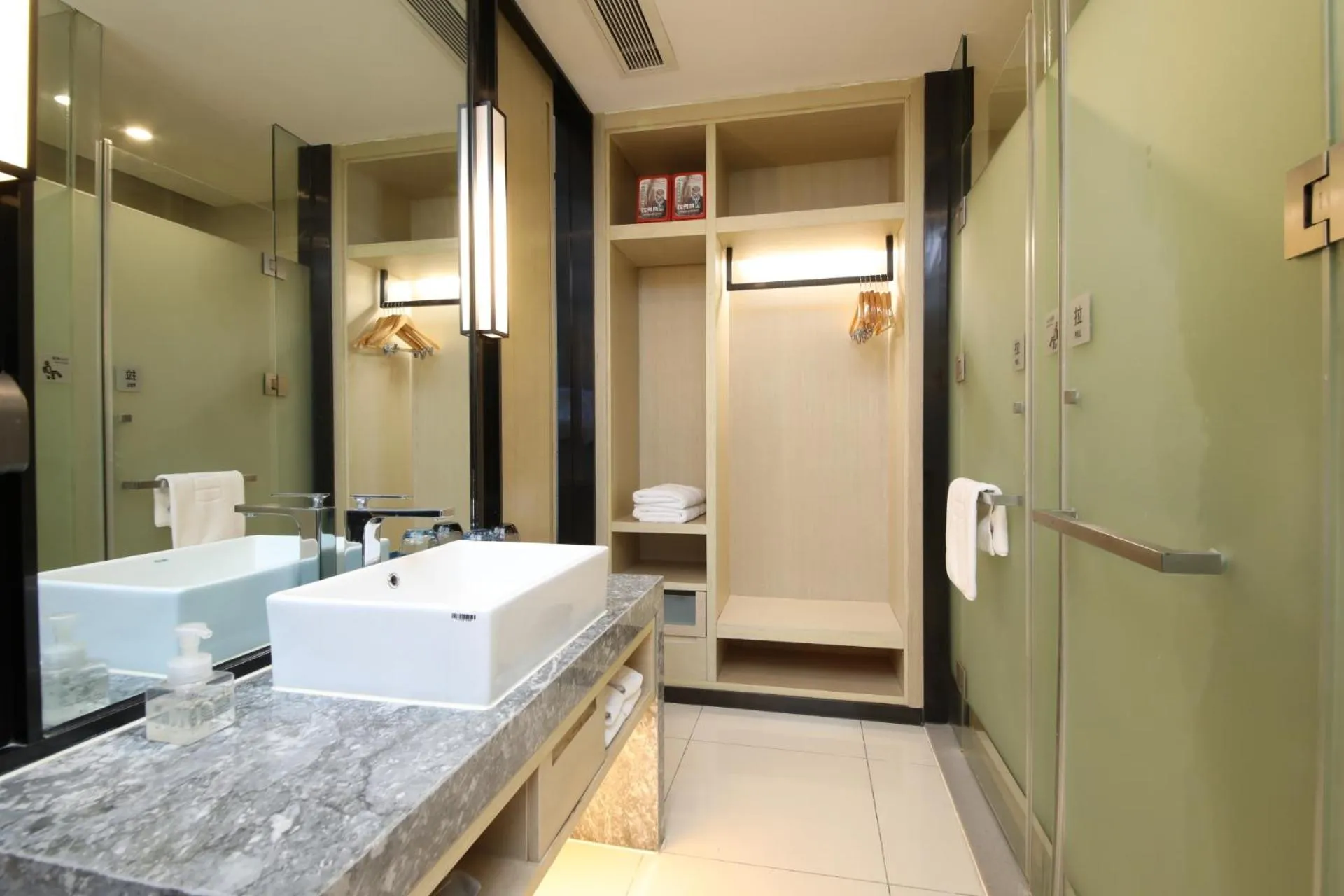 Shower in Echarm Hotel Wuhan Jianghan Road Walking Street