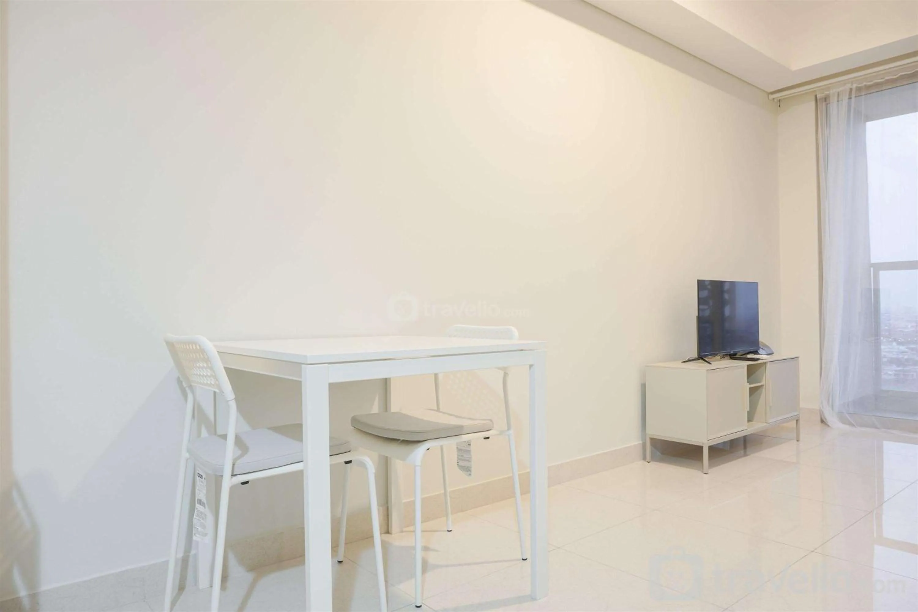 Fancy and Comfort 1BR at Gold Coast Apartment By Travelio