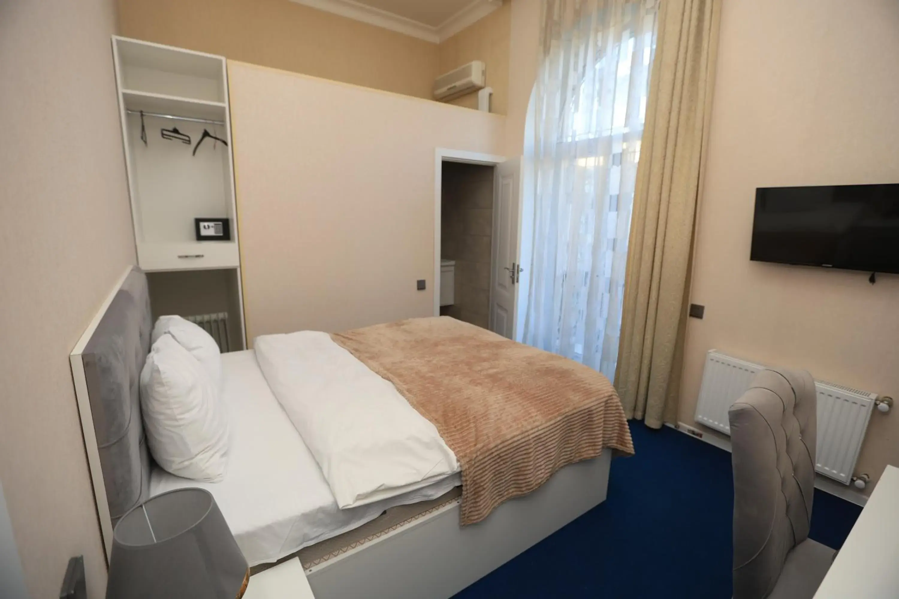 Quadruple Room with Balcony in NH Nizami Hotel Quadruple Room with Balcony in NH Nizami Hotel