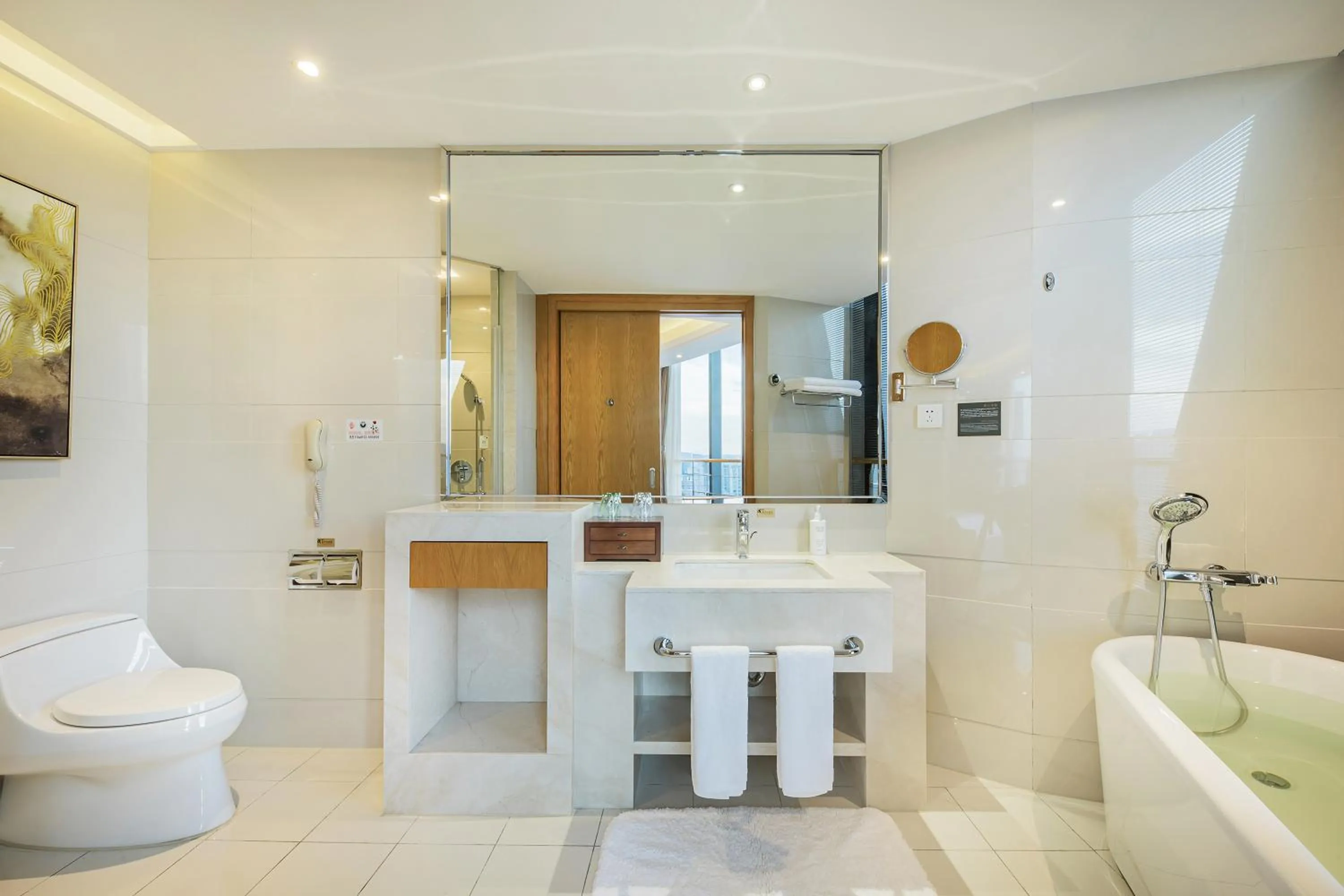 Toilet in Courtyard by Marriott Anji-Beside Zhebei Mall and Jiuzhou Mall,Live in downtown