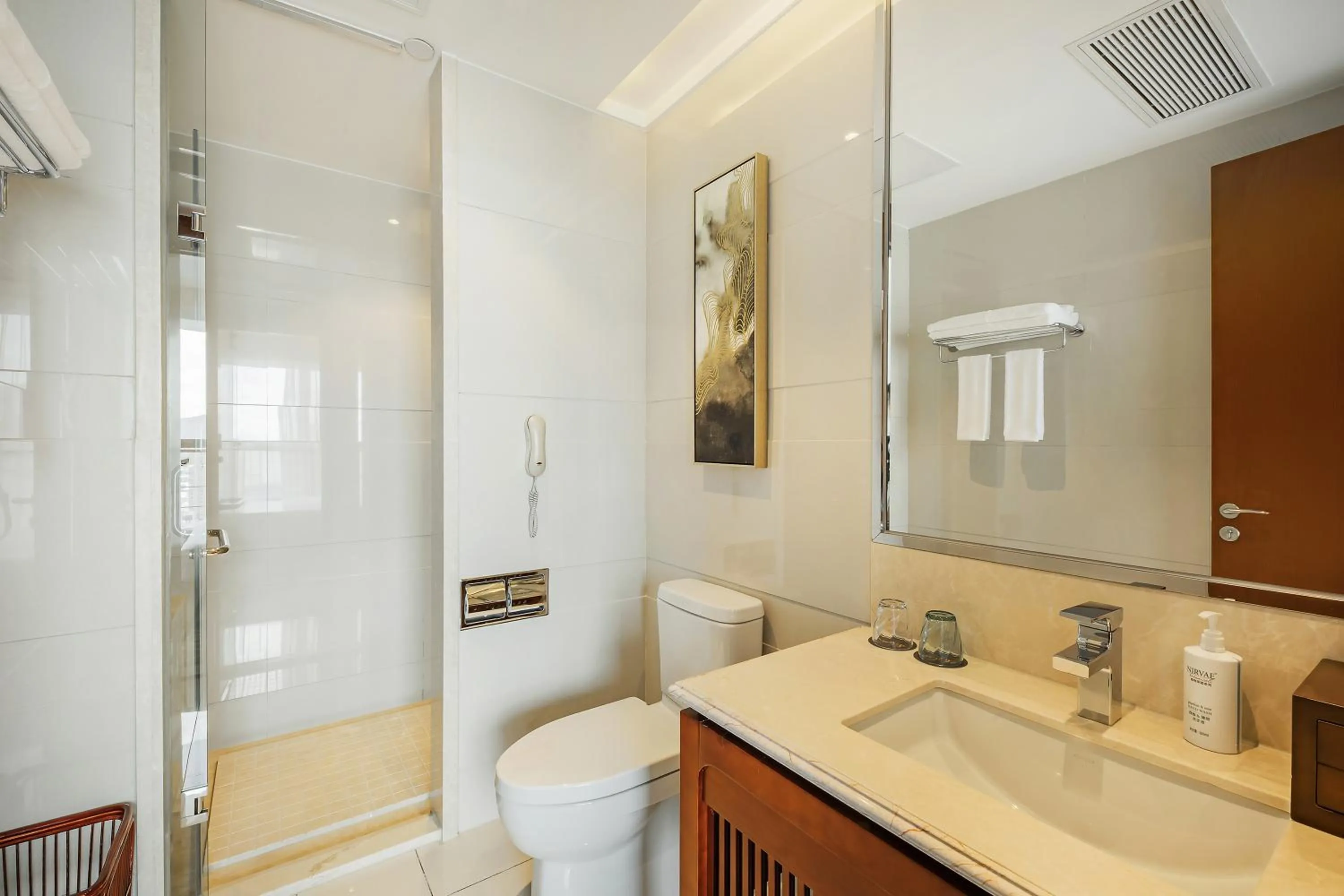Toilet in Courtyard by Marriott Anji-Beside Zhebei Mall and Jiuzhou Mall,Live in downtown