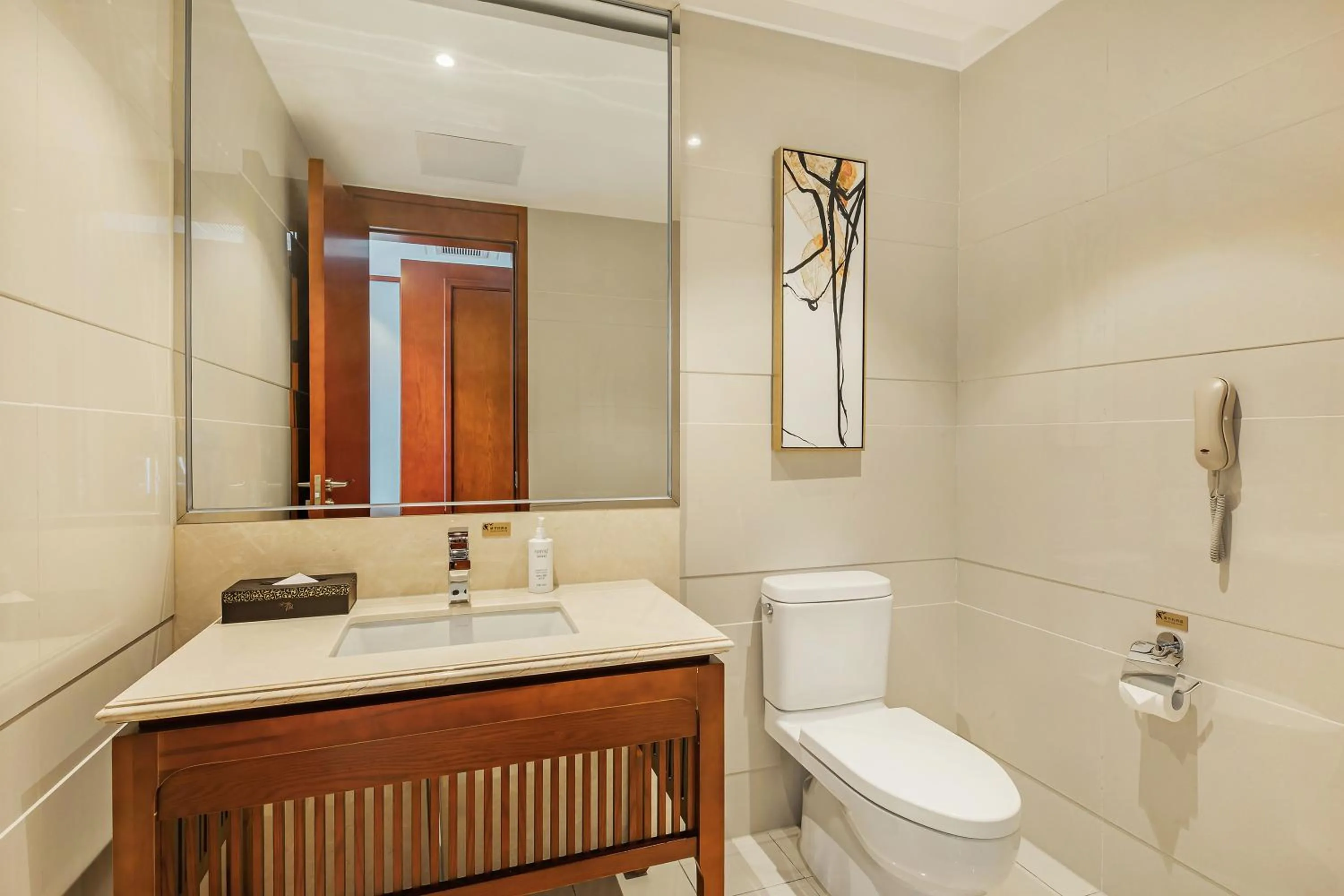 Toilet in Courtyard by Marriott Anji-Beside Zhebei Mall and Jiuzhou Mall,Live in downtown