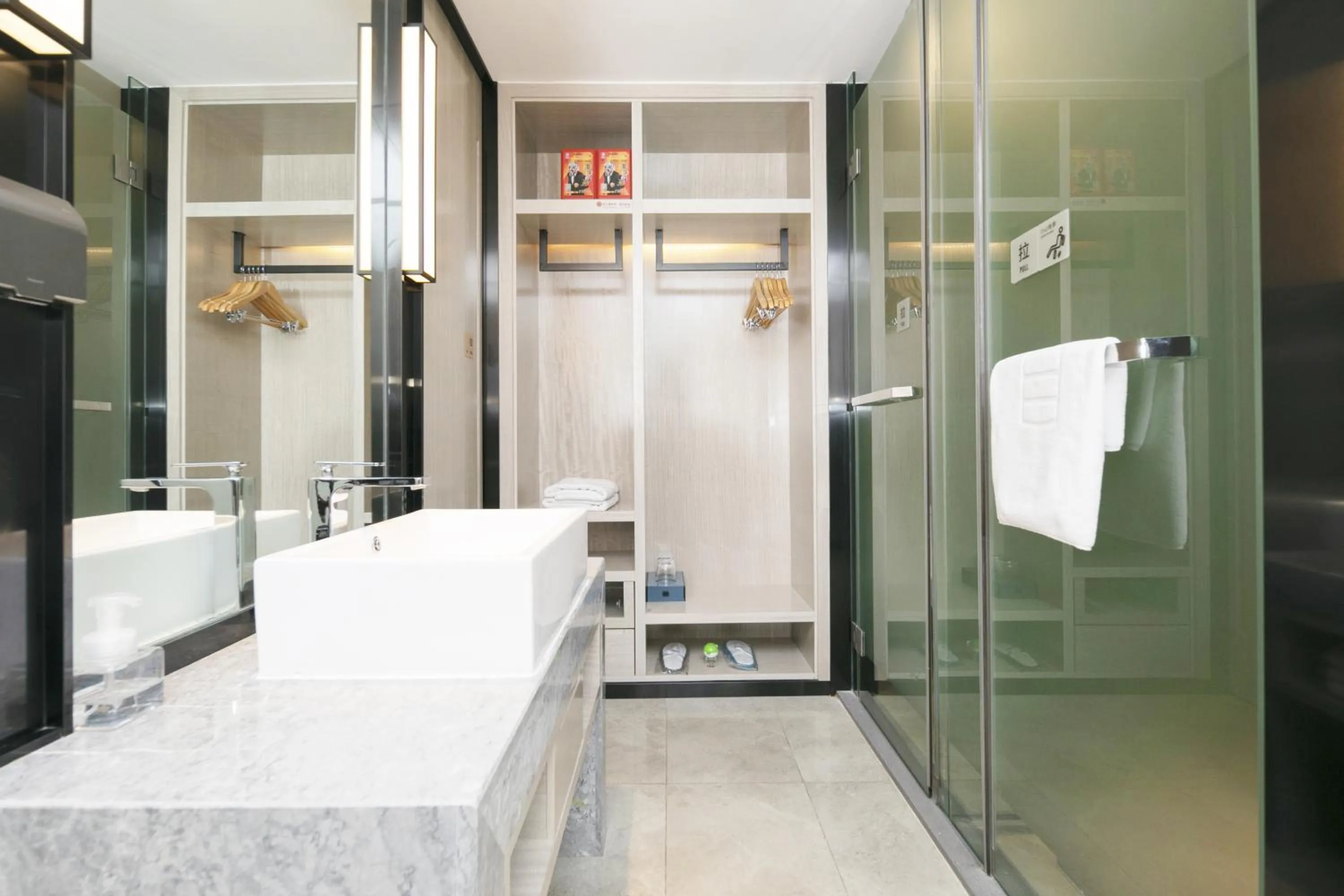 Shower, Bed in Echarm Hotel - Jingmen Yintai City Jingchu Institute of Technology