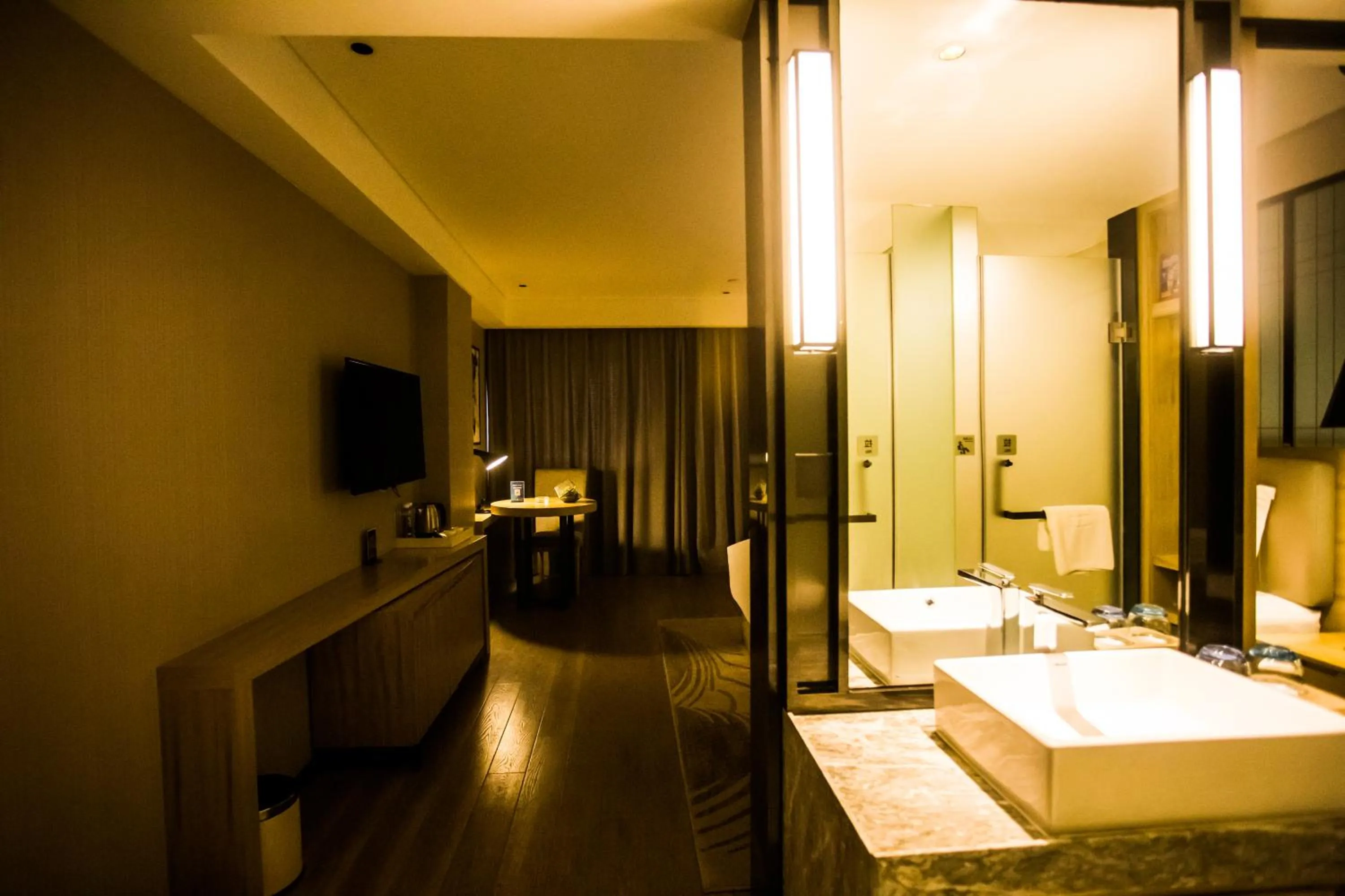Bathroom, Bed in Echarm Hotel - Jingmen Yintai City Jingchu Institute of Technology