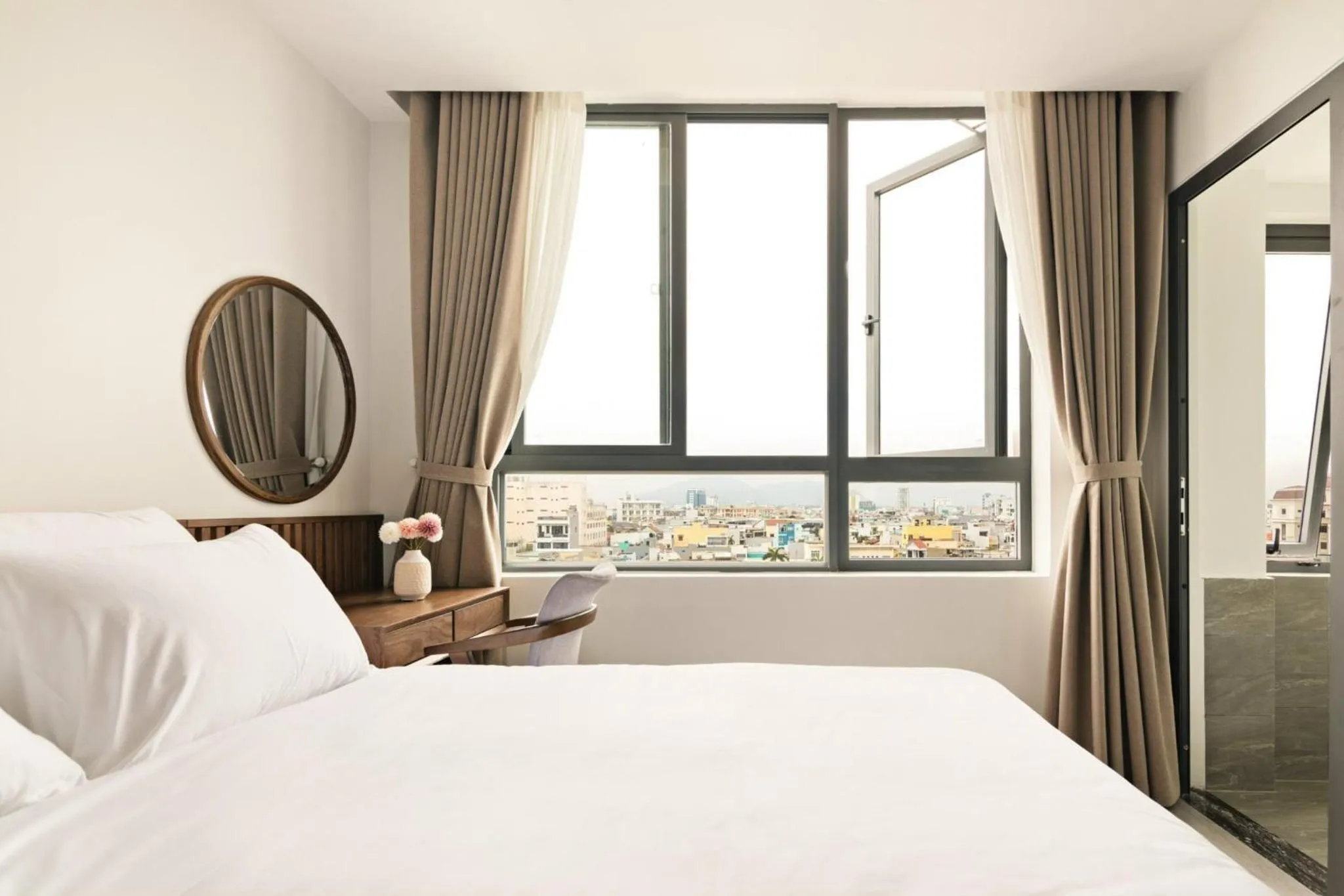 View (from property/room), Bed in Hoàng Thịnh Hotel & Apartment Danang