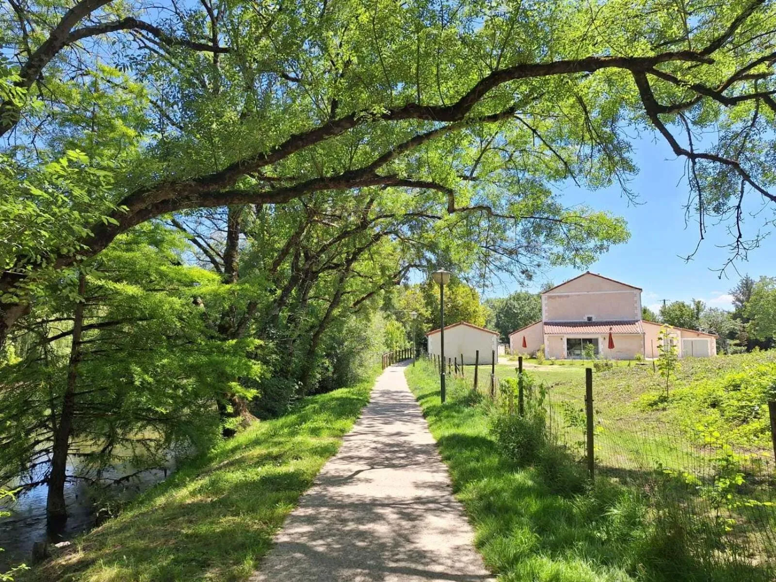 Property building in Au son de l'eau