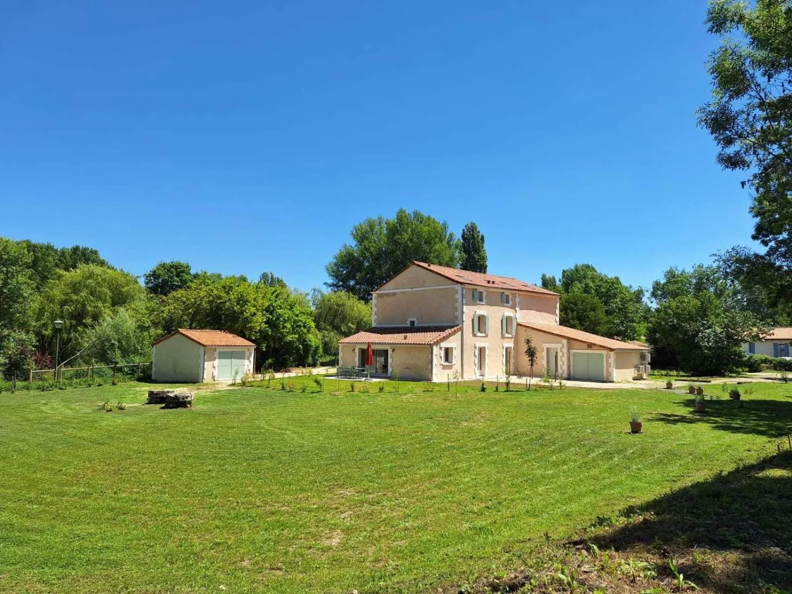 Property building in Au son de l'eau