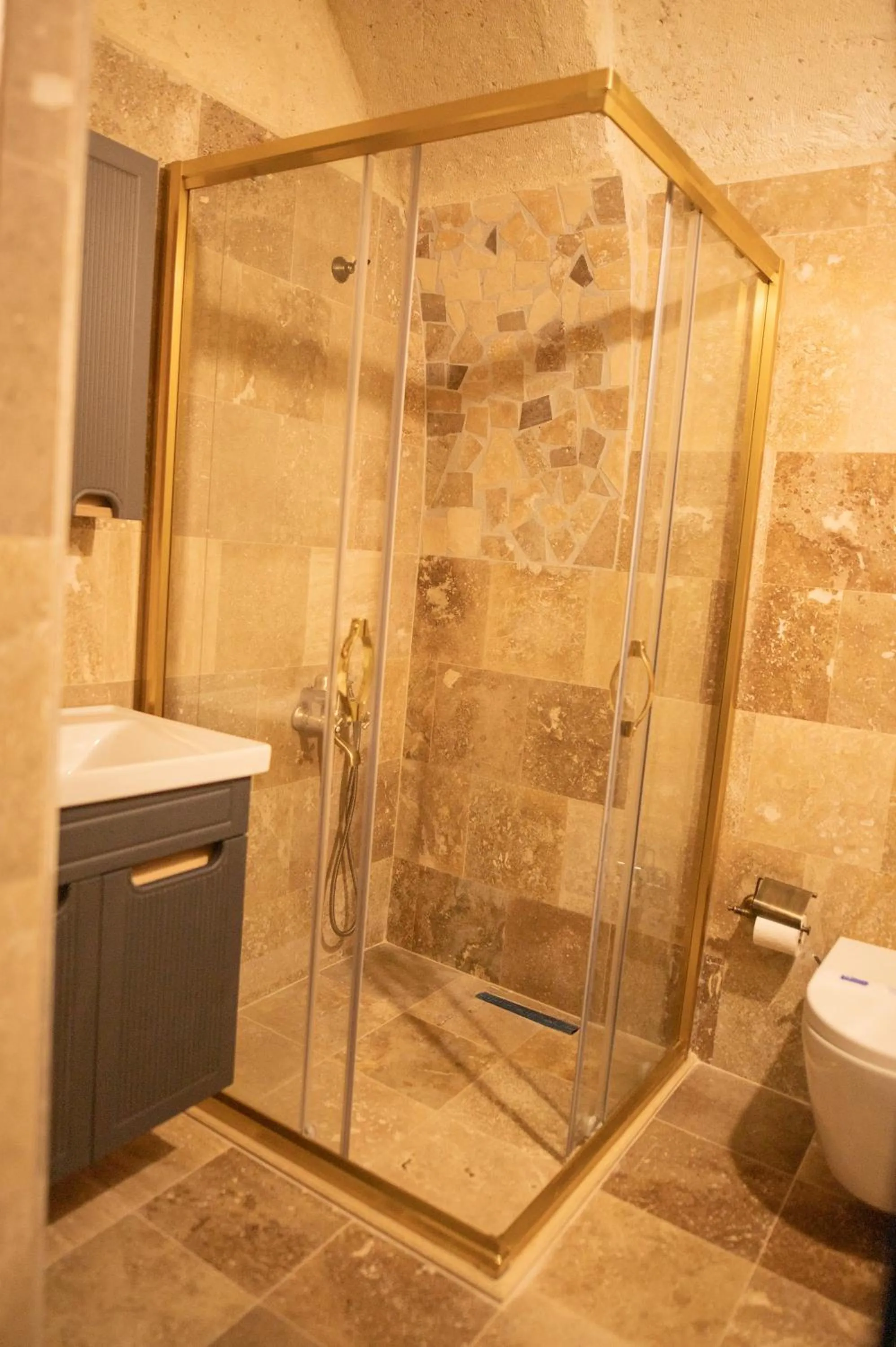 Shower in Güven Cave Hotel