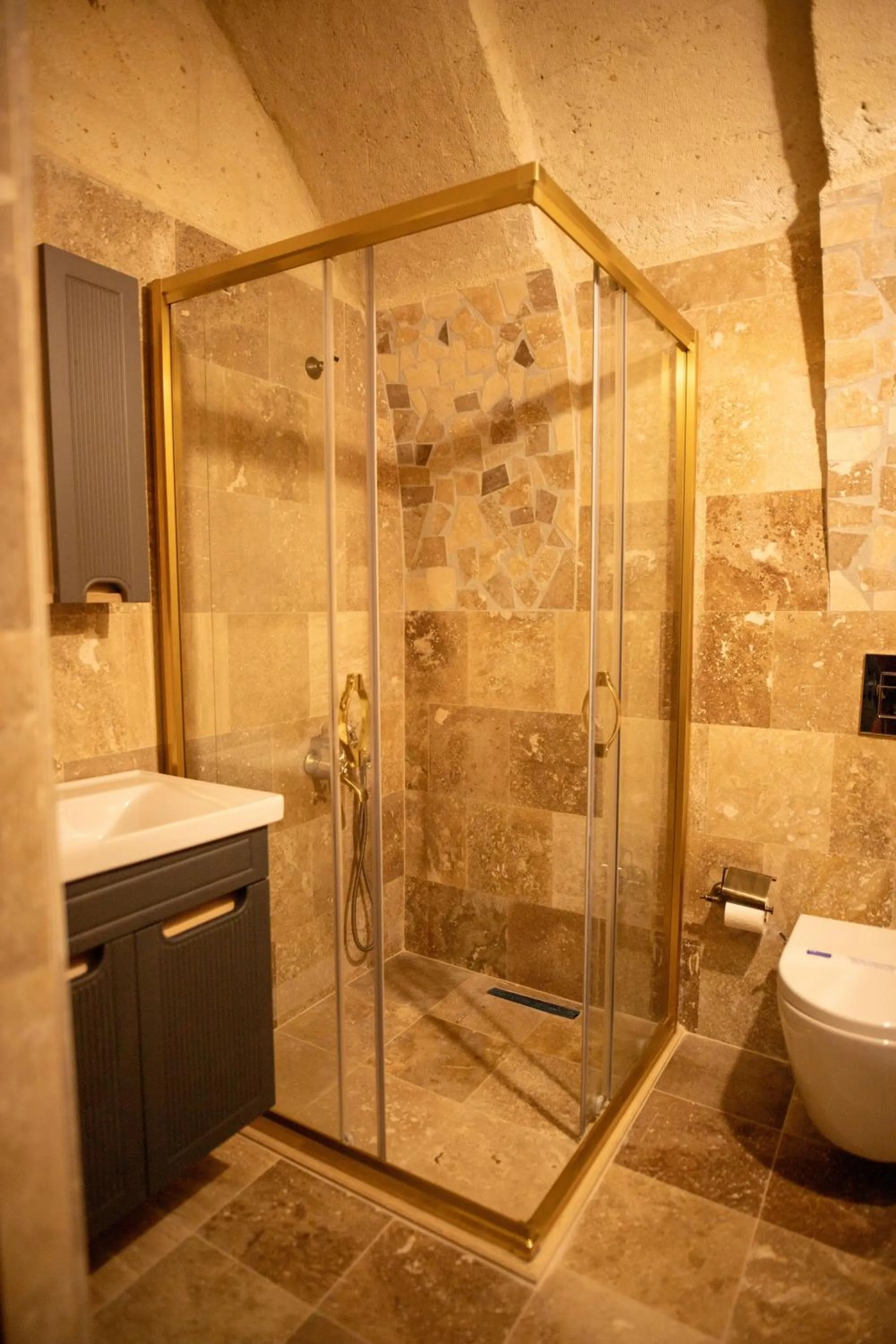 Shower in Güven Cave Hotel
