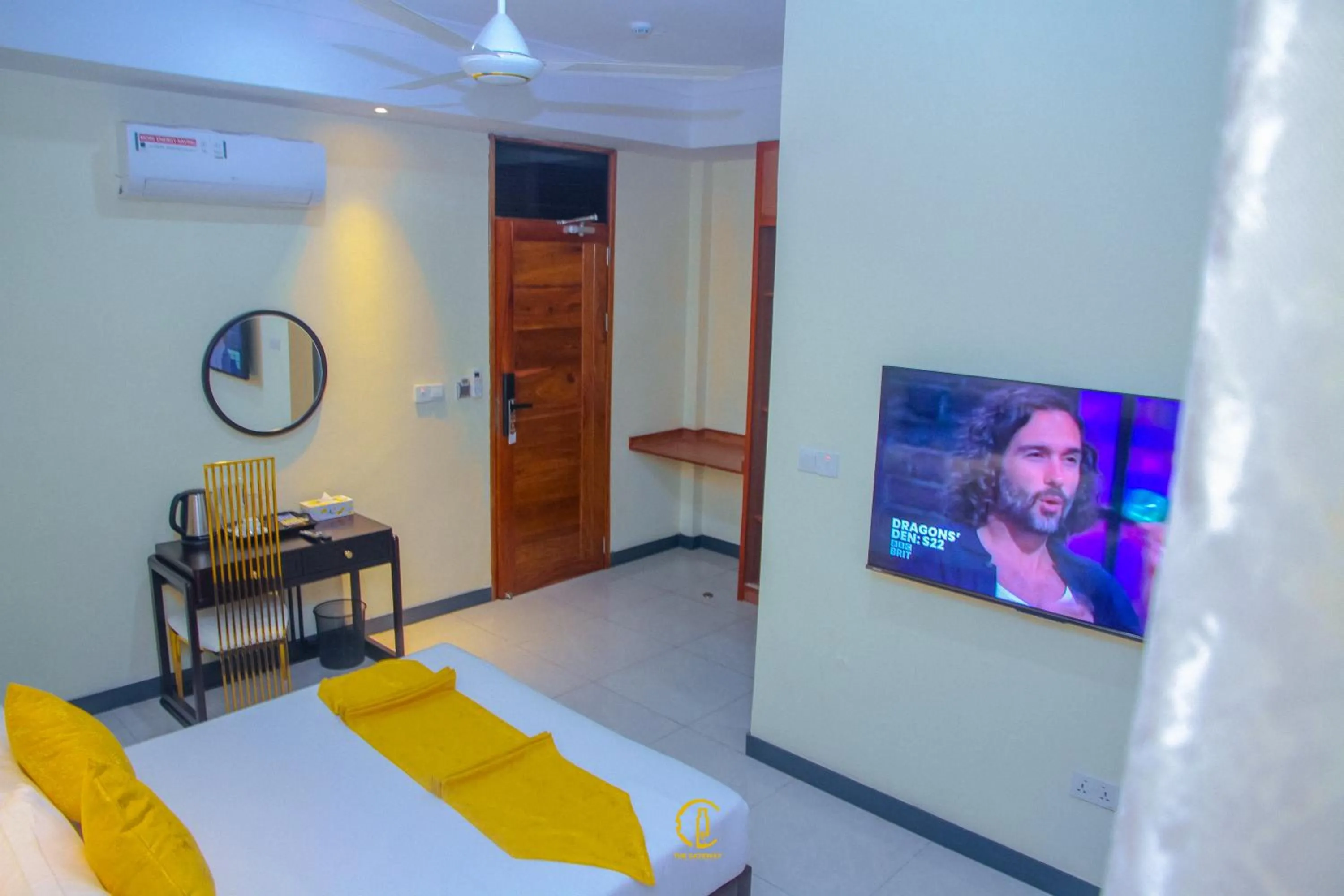 TV and multimedia, Bed in KIJICHI GATEWAY Hotel
