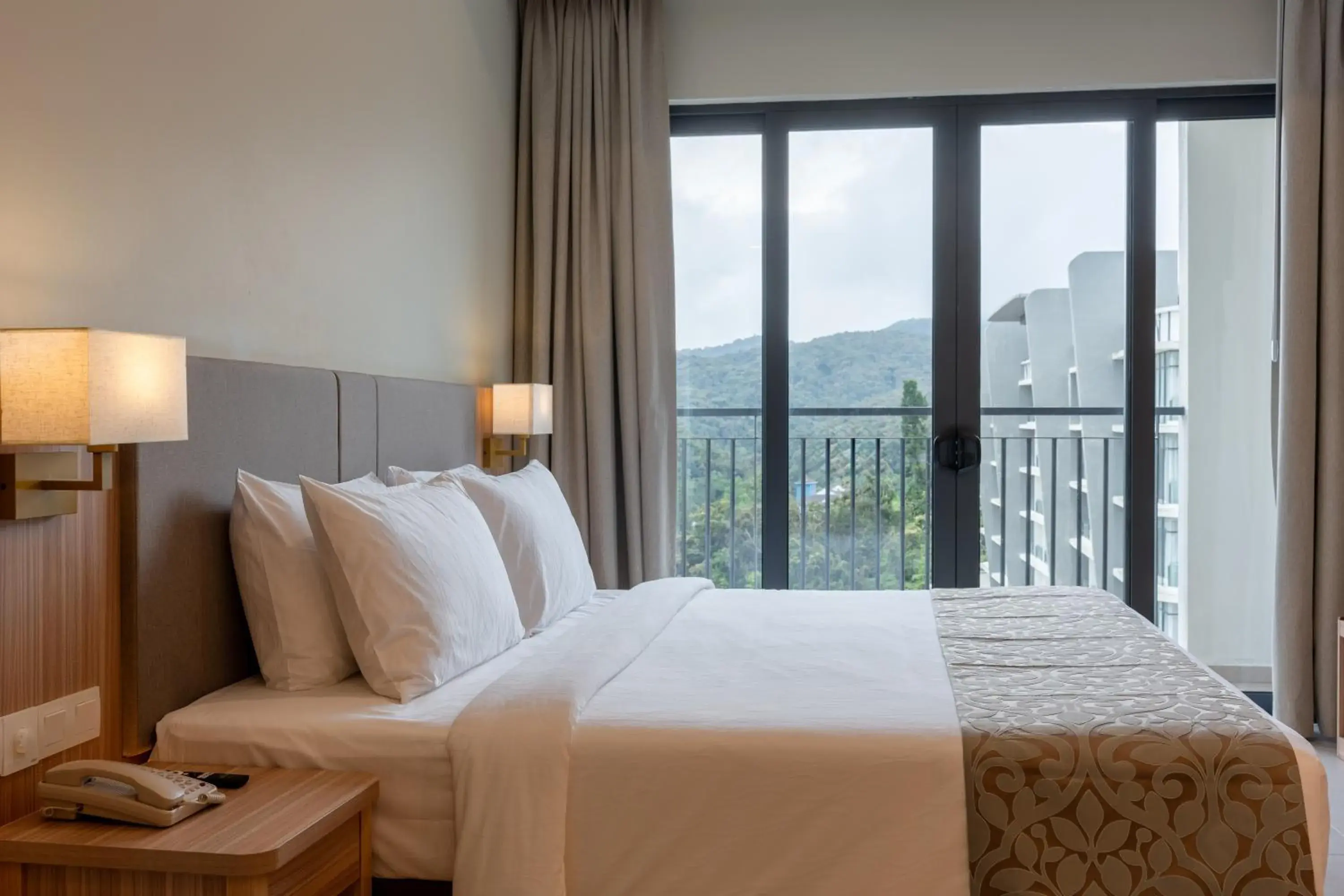 TV and multimedia, Bed in Zenith Suites Cameron TV and multimedia, Bed in Zenith Suites Cameron