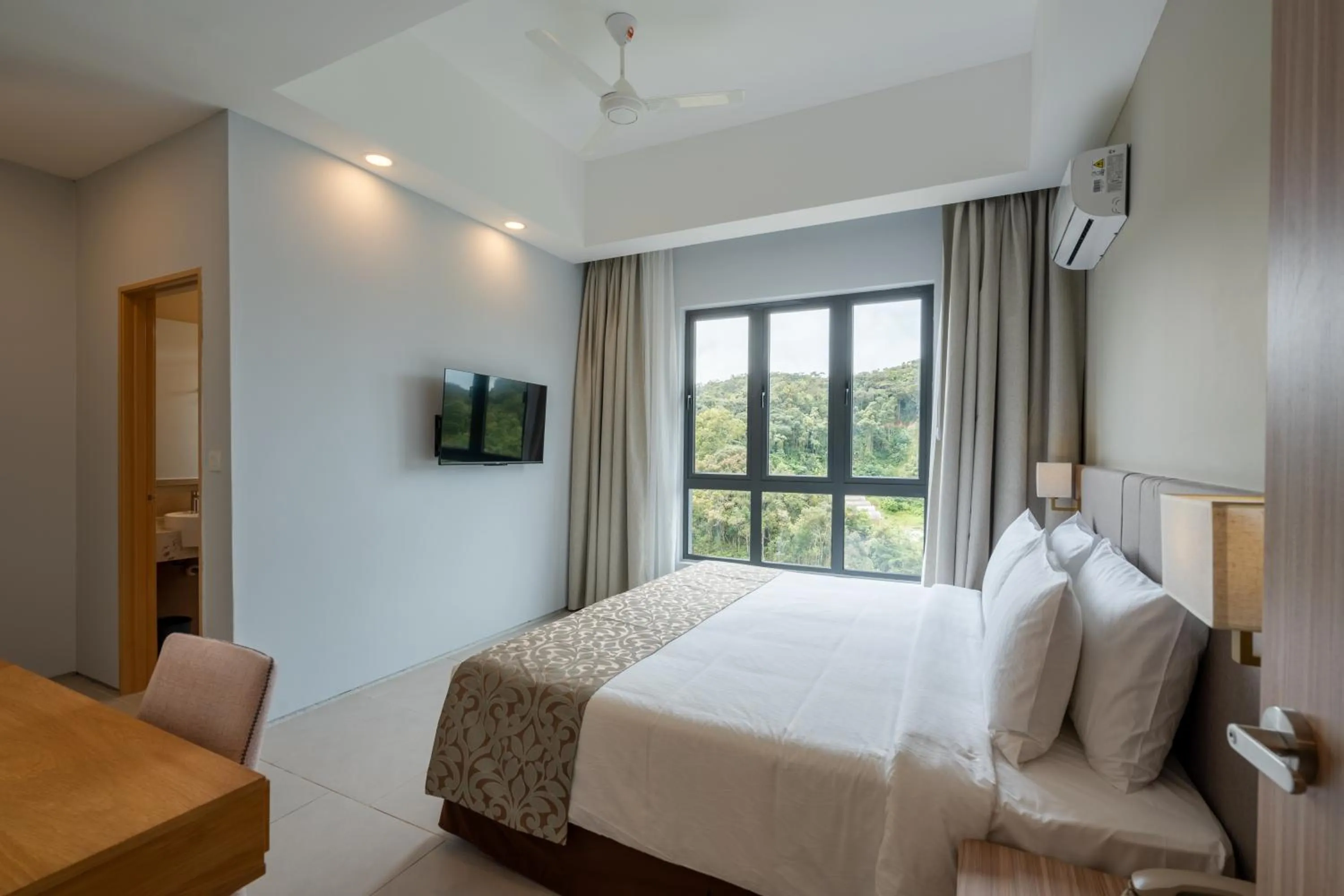 Bed in Zenith Suites Cameron