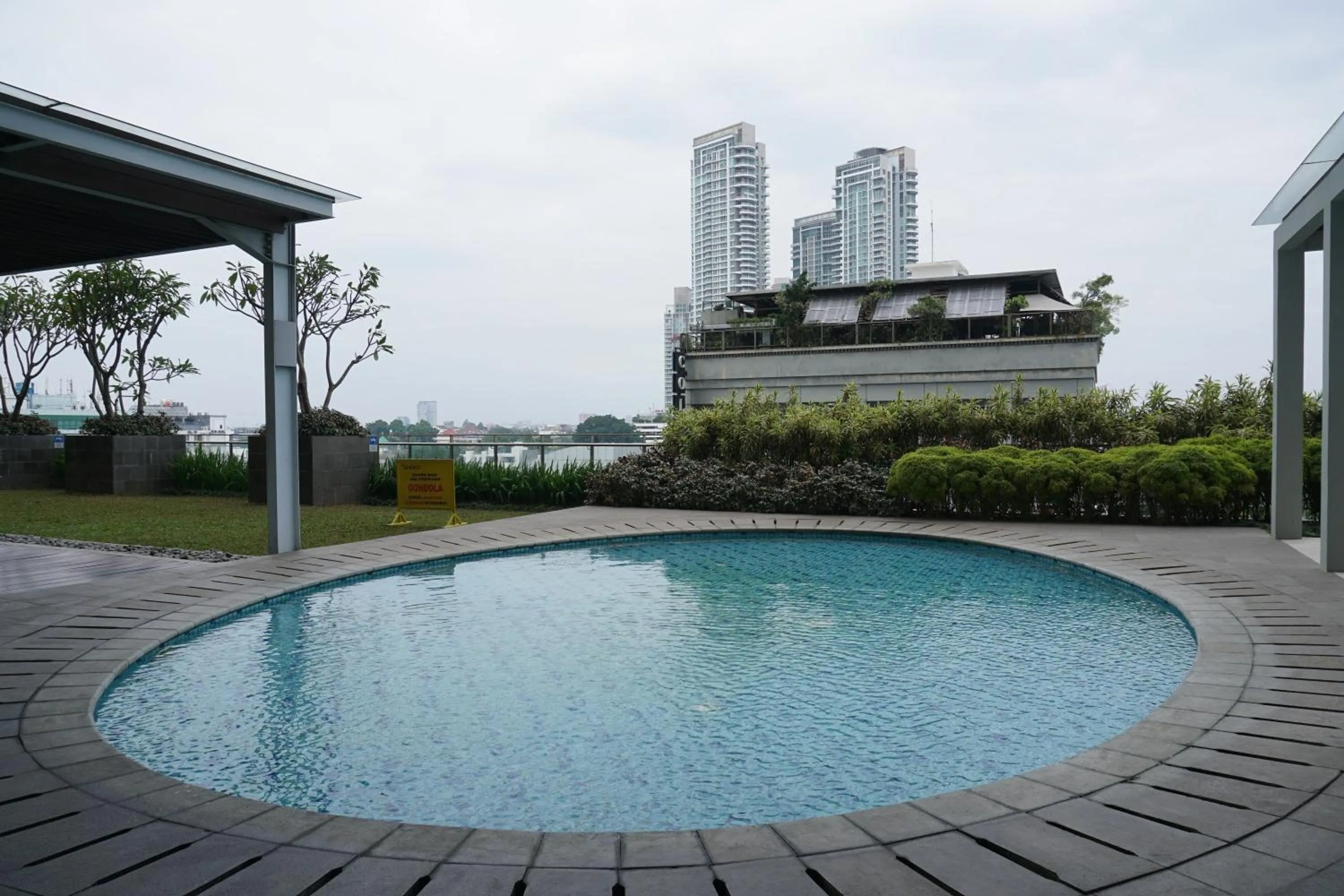 Exclusive and Comfy Studio Kemang Mansion Apartment By Travelio