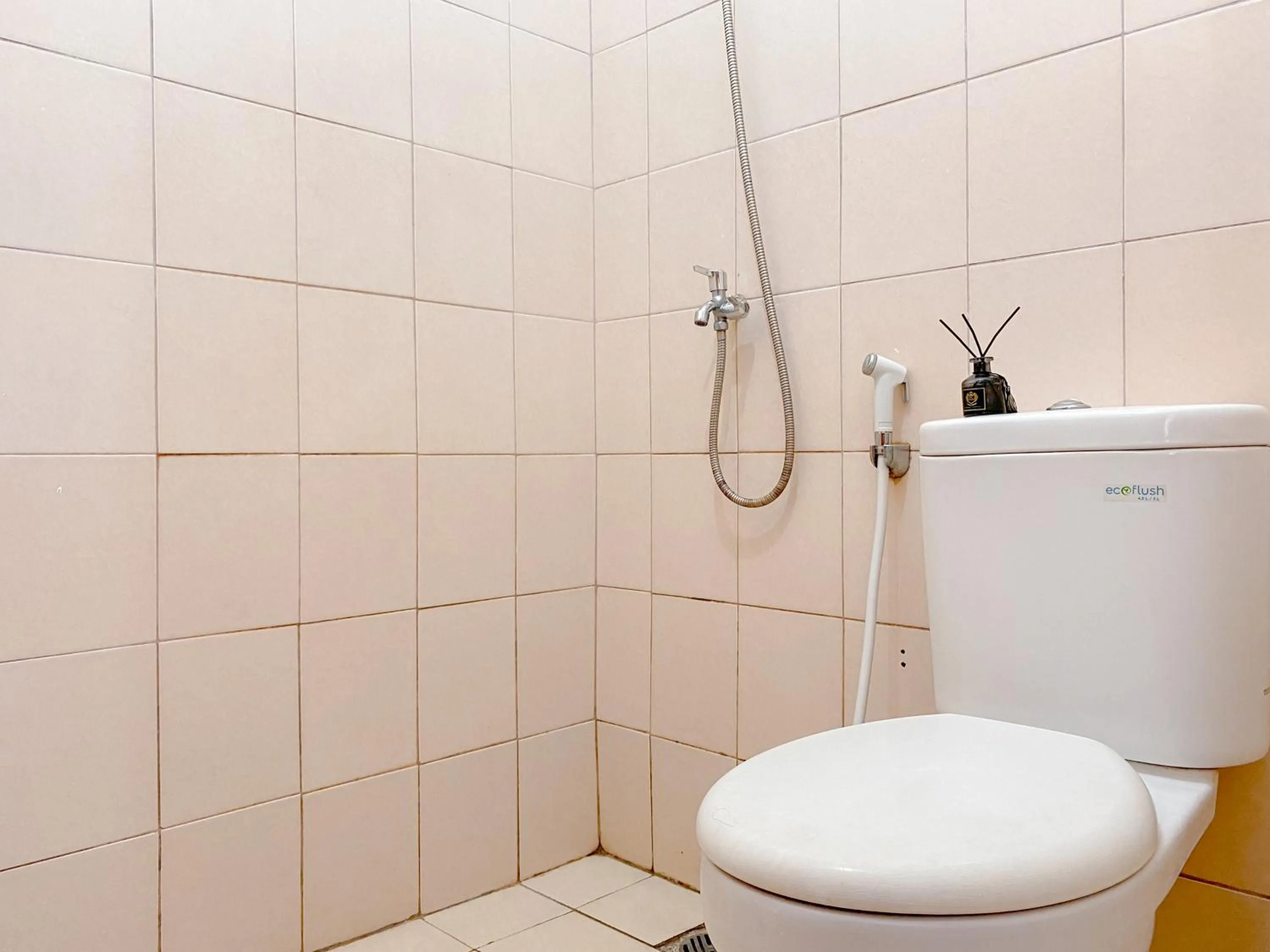 Modern Look and Comfy Studio Tifolia Apartment By Travelio