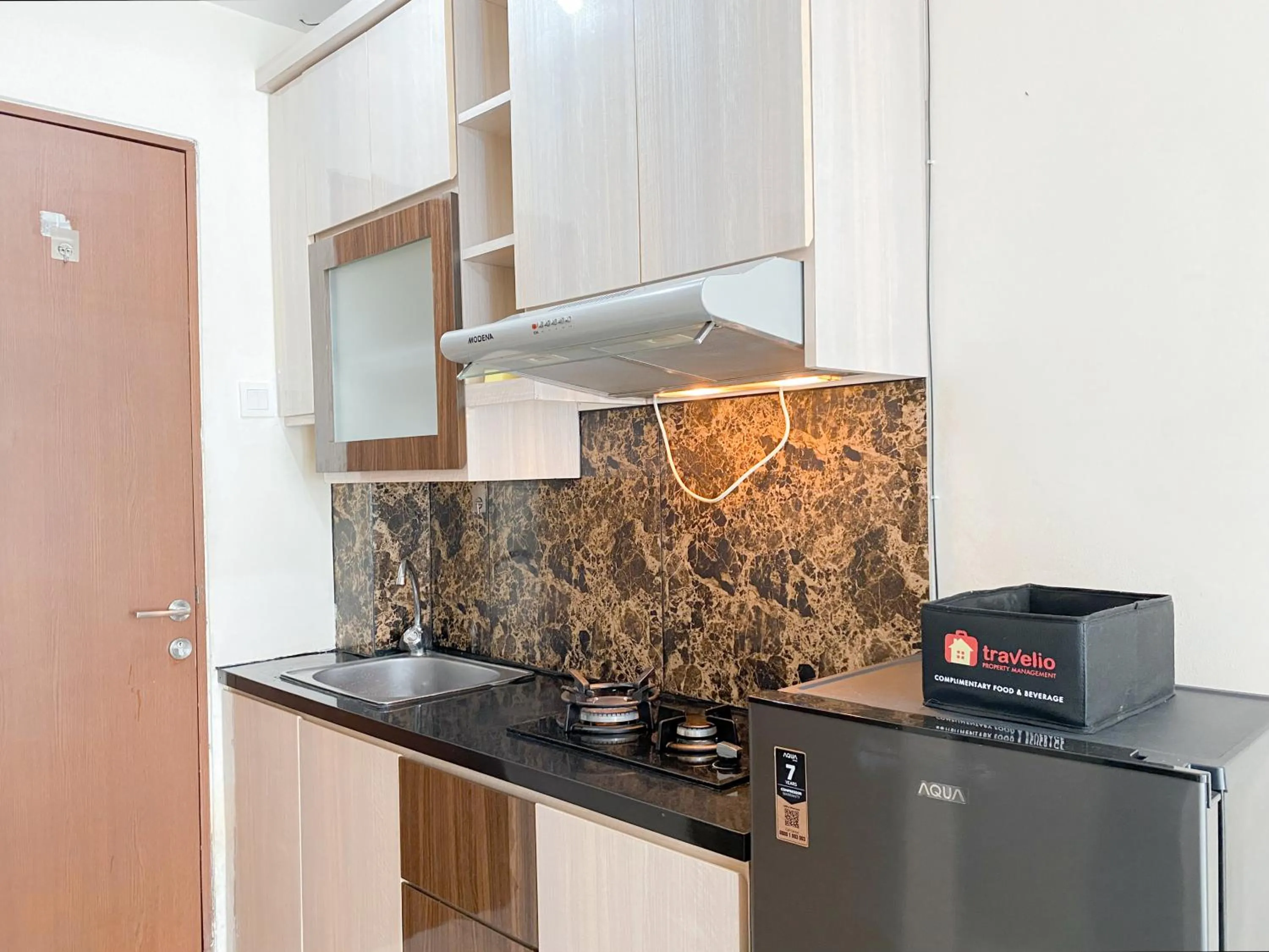 Kitchen or kitchenette in Modern Look and Comfy Studio Tifolia Apartment By Travelio