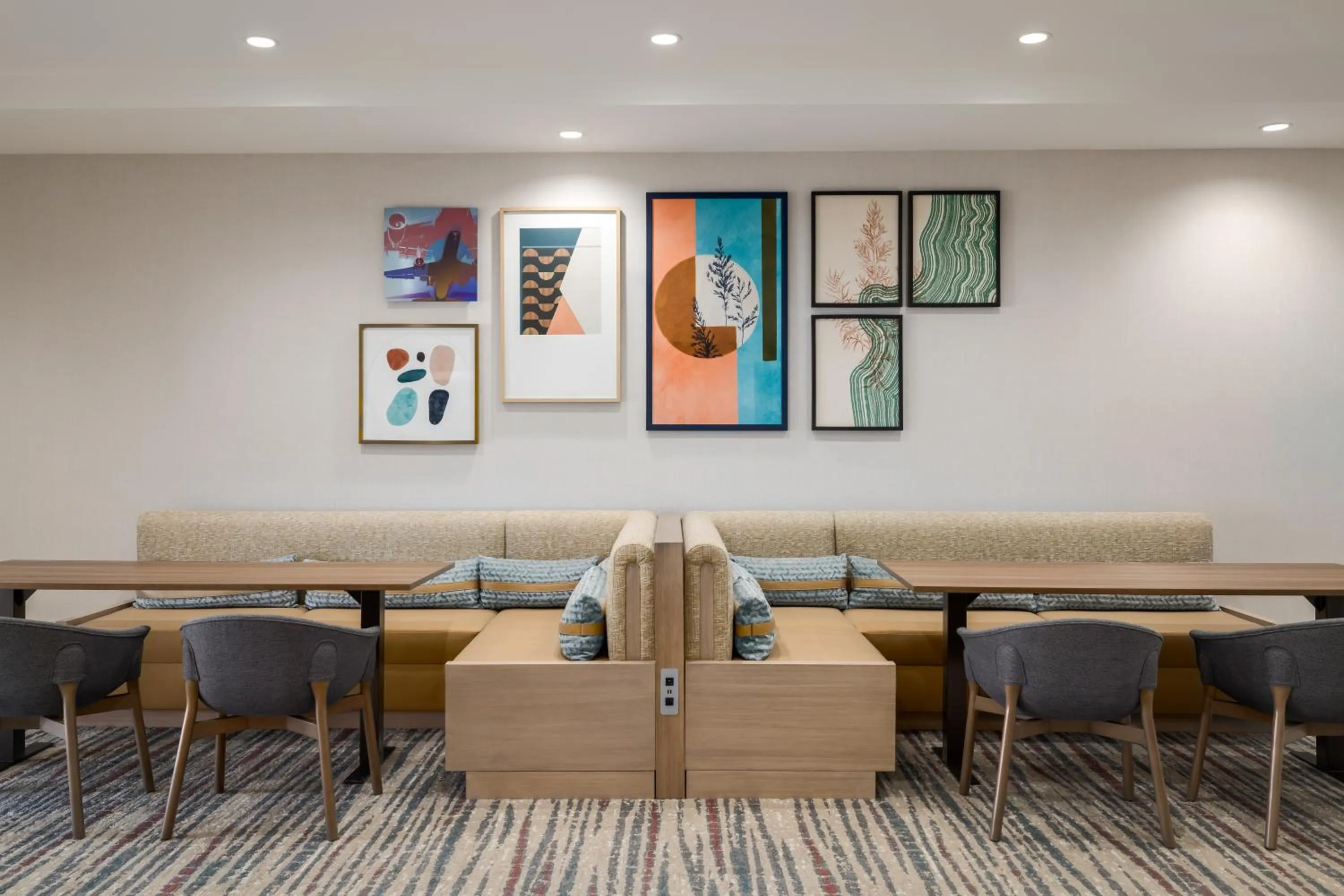 Communal lounge/ TV room in Homewood Suites By Hilton Thornton Denver