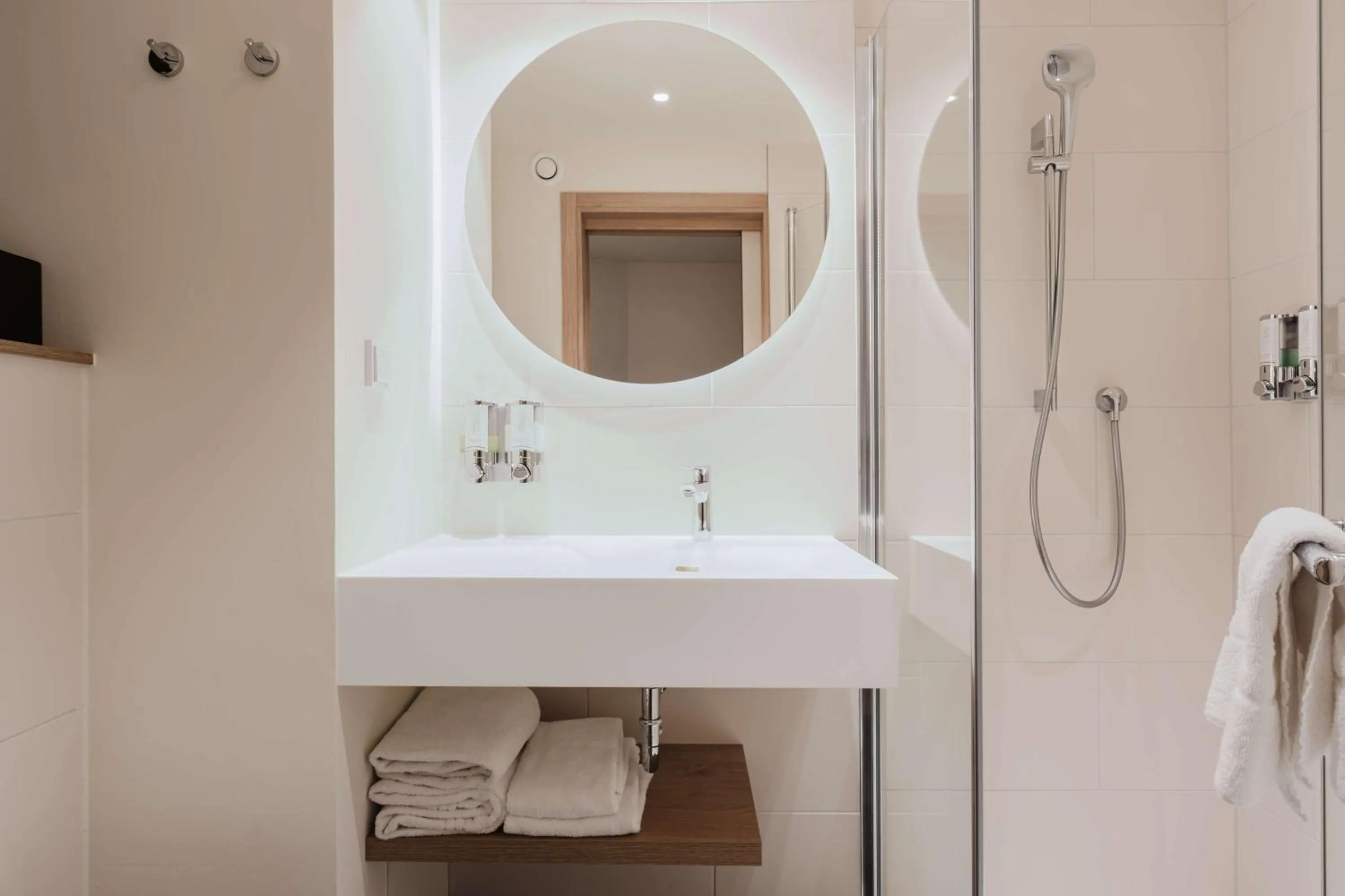 Bathroom in Hampton By Hilton Vienna City West