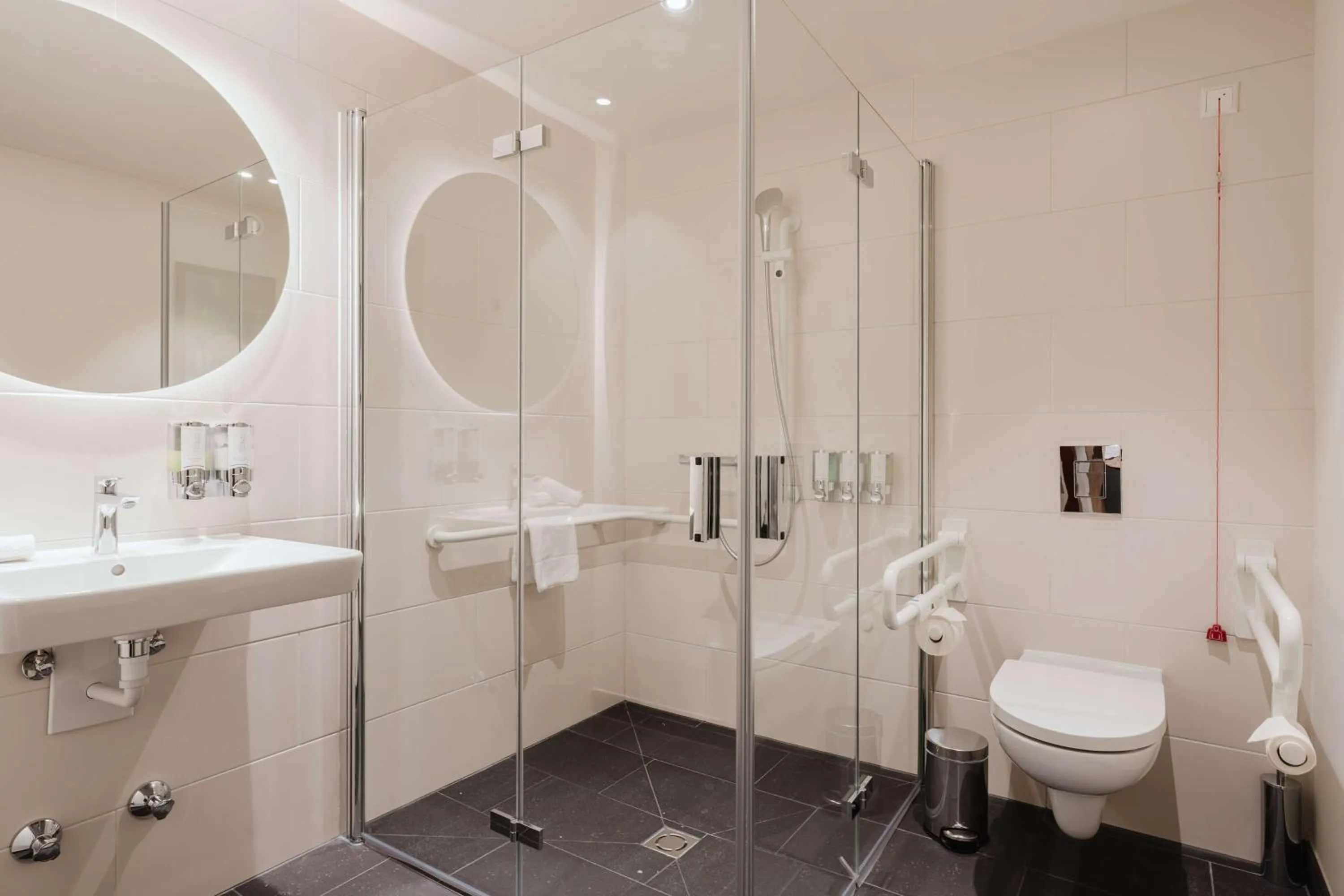 Bathroom in Hampton By Hilton Vienna City West