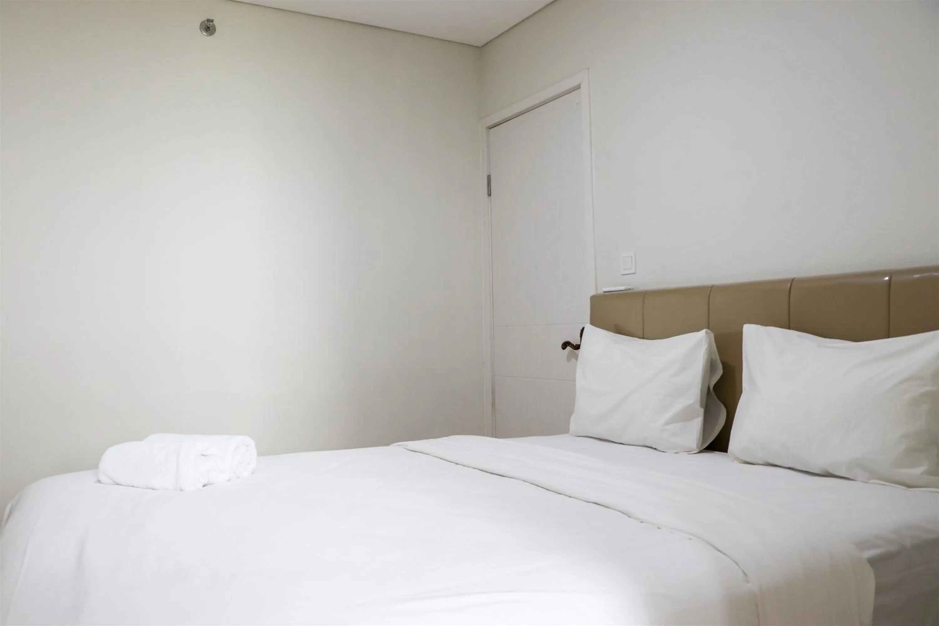 Homey and Comfort Living 2BR at Daan Mogot City Apartment By Travelio