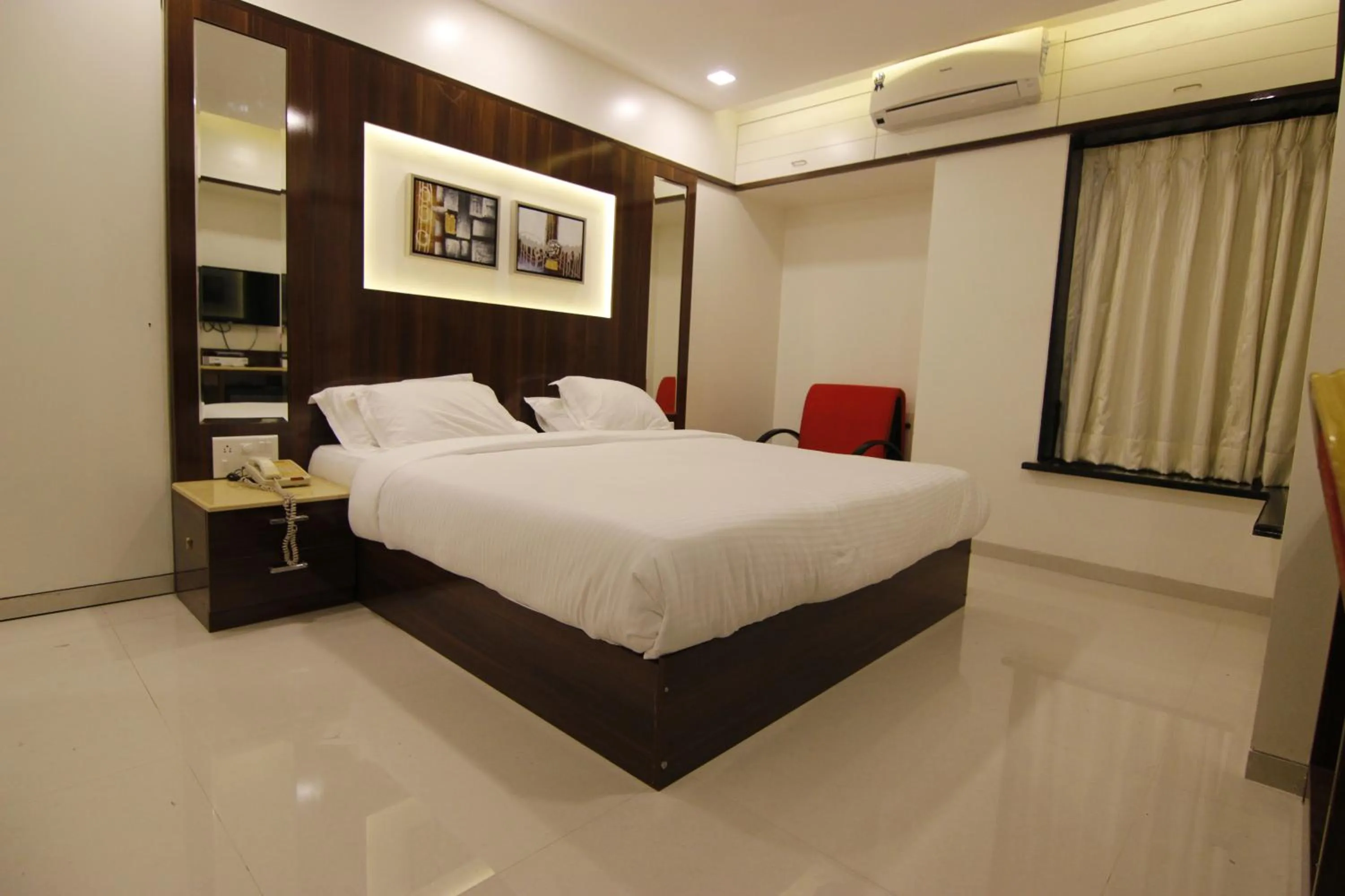 Photo of the whole room, Bed in The Grand Tulip