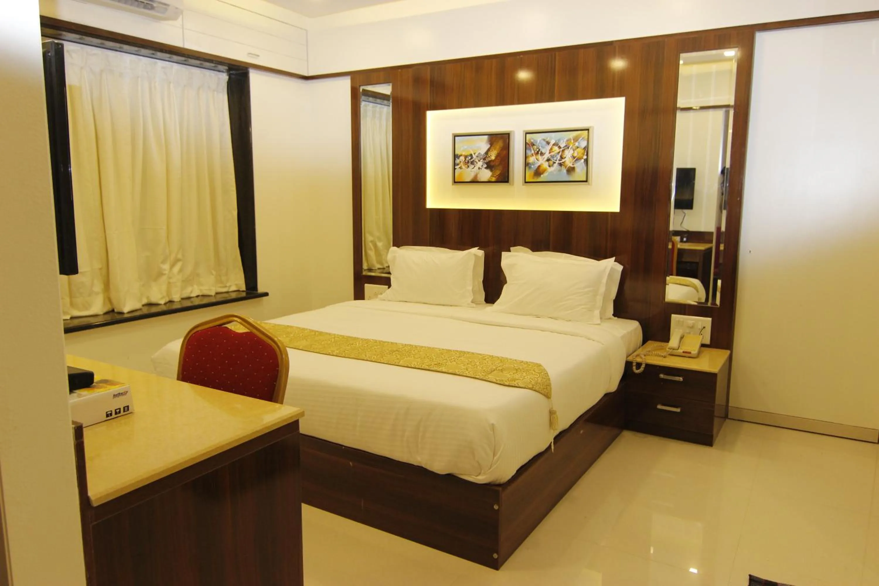 Photo of the whole room, Bed in The Grand Tulip