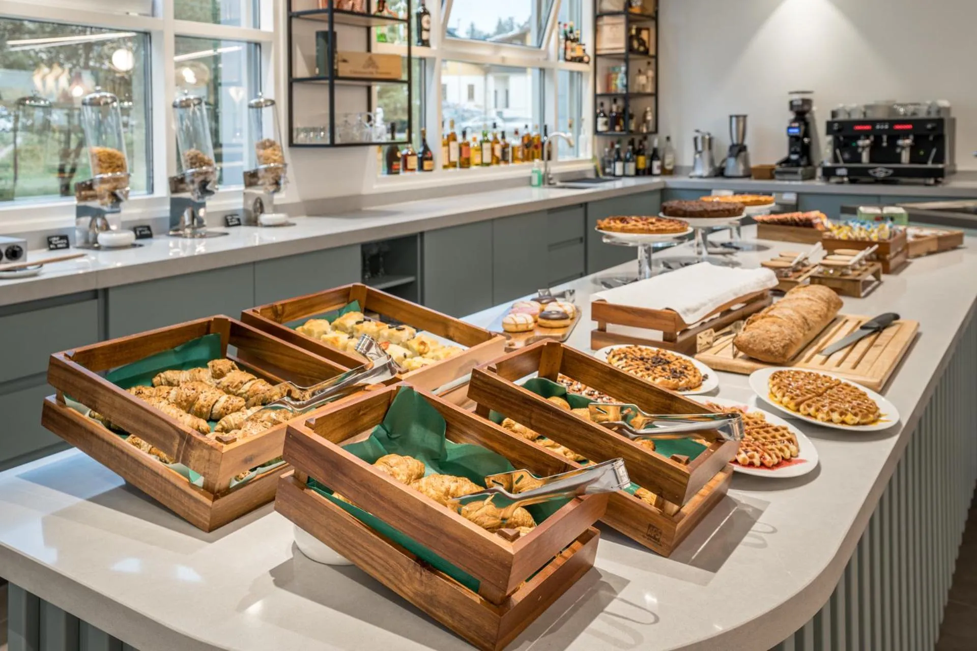 Breakfast in Hampton By Hilton Locarno