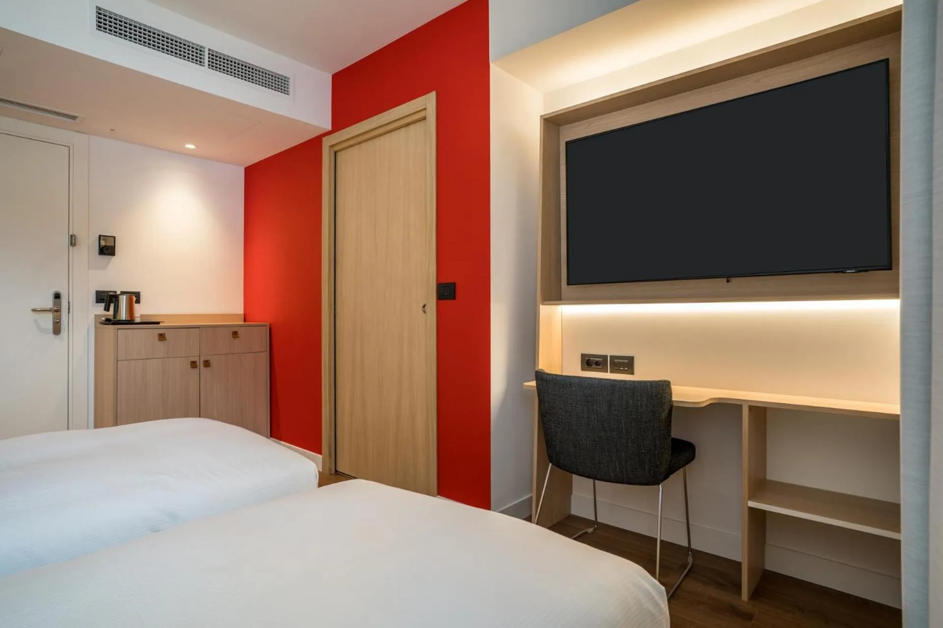 TV and multimedia, Bed in Hampton By Hilton Locarno