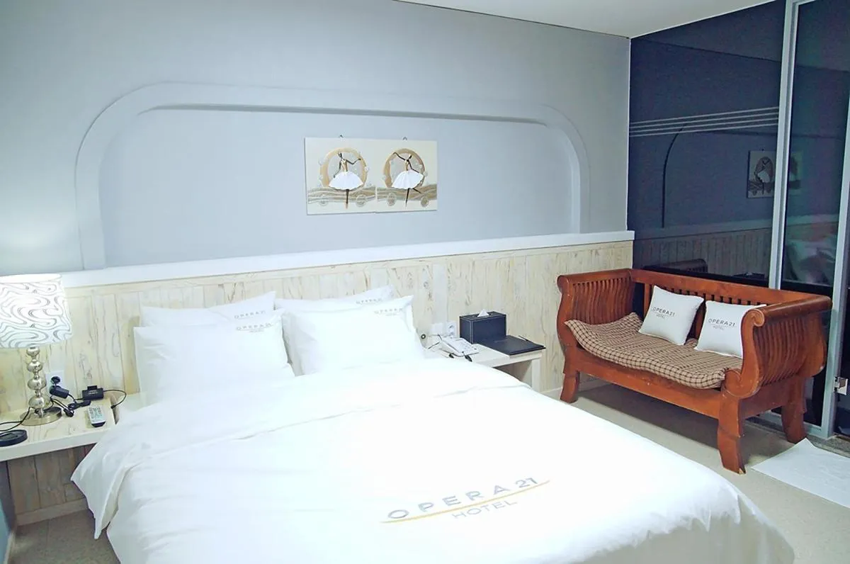 Bed in Opera 21 Hotel