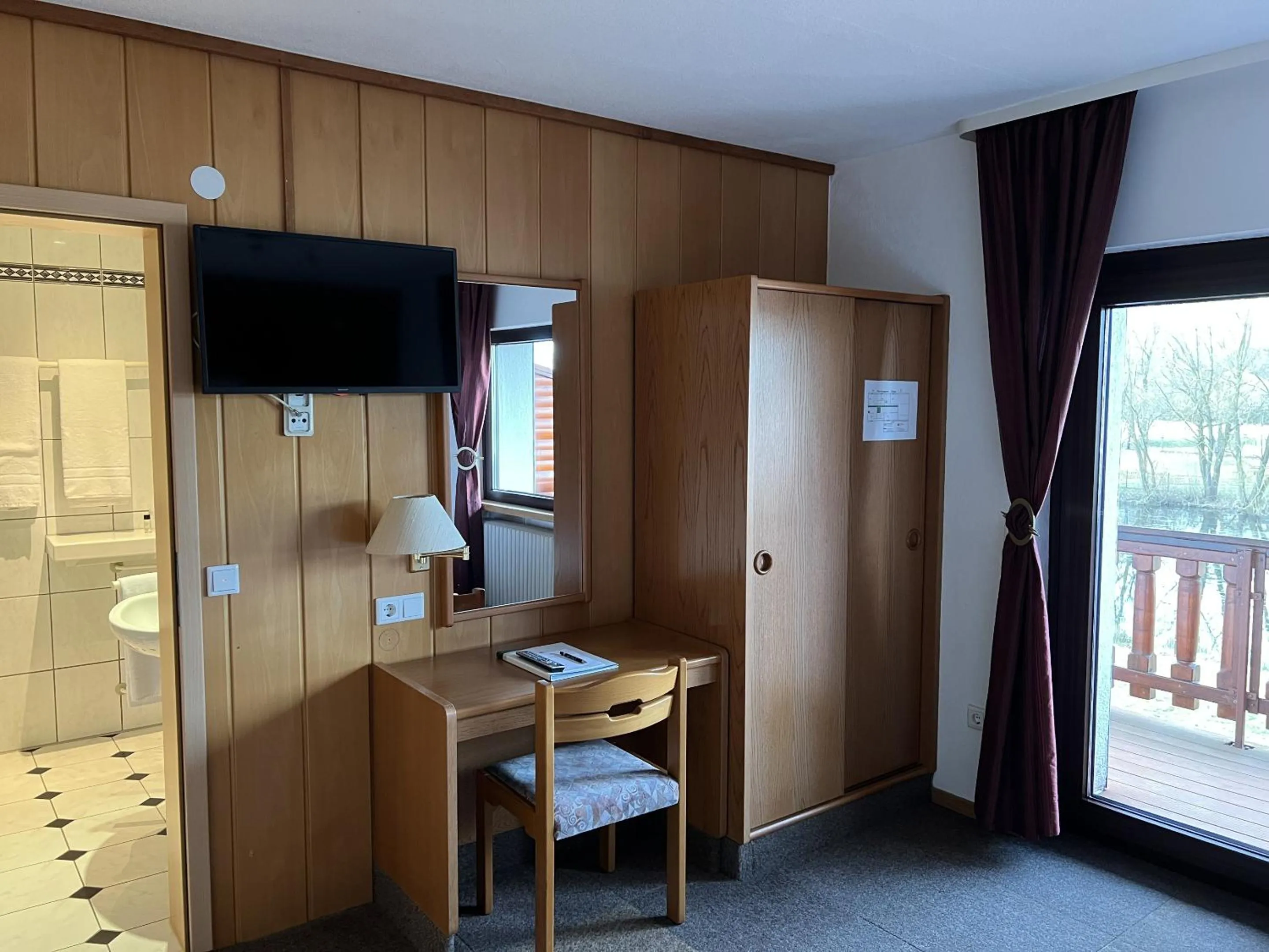 Bedroom in Hotel Wettlaufer - 3 Sterne S - sky -