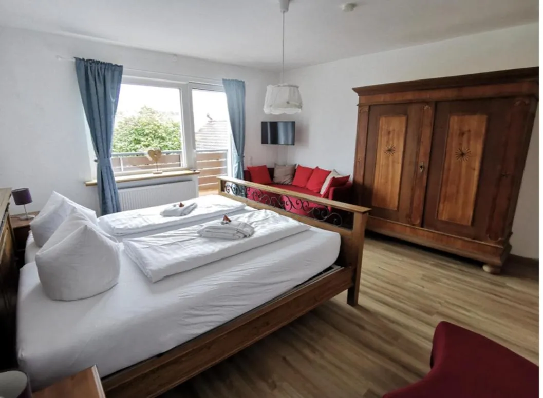 Bedroom, Bed in Hotel Wettlaufer - 3 Sterne S - sky -