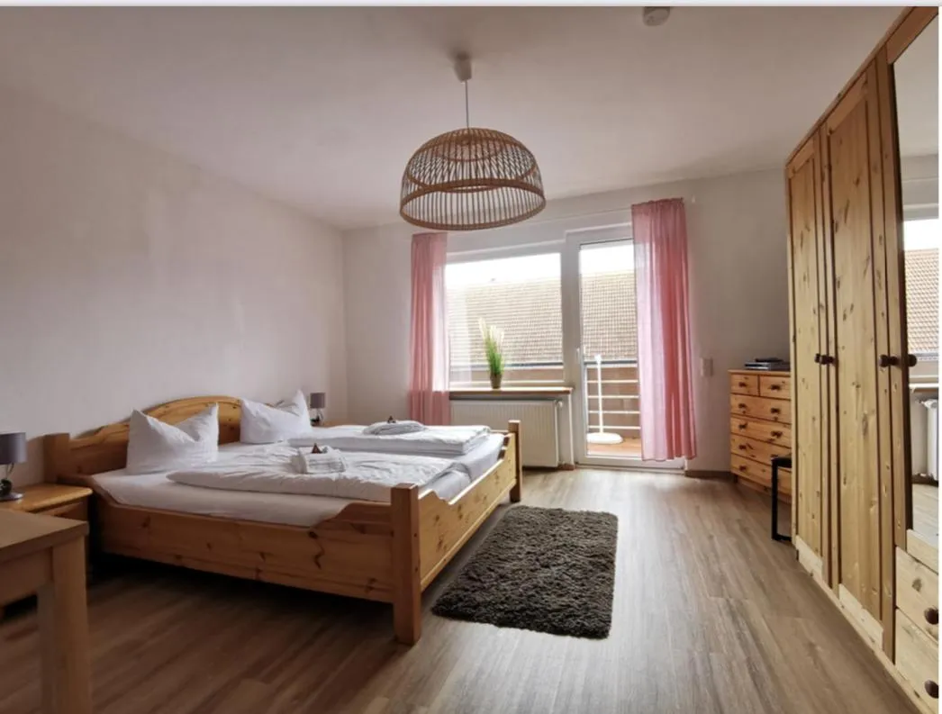 Bedroom, Bed in Hotel Wettlaufer - 3 Sterne S - sky -