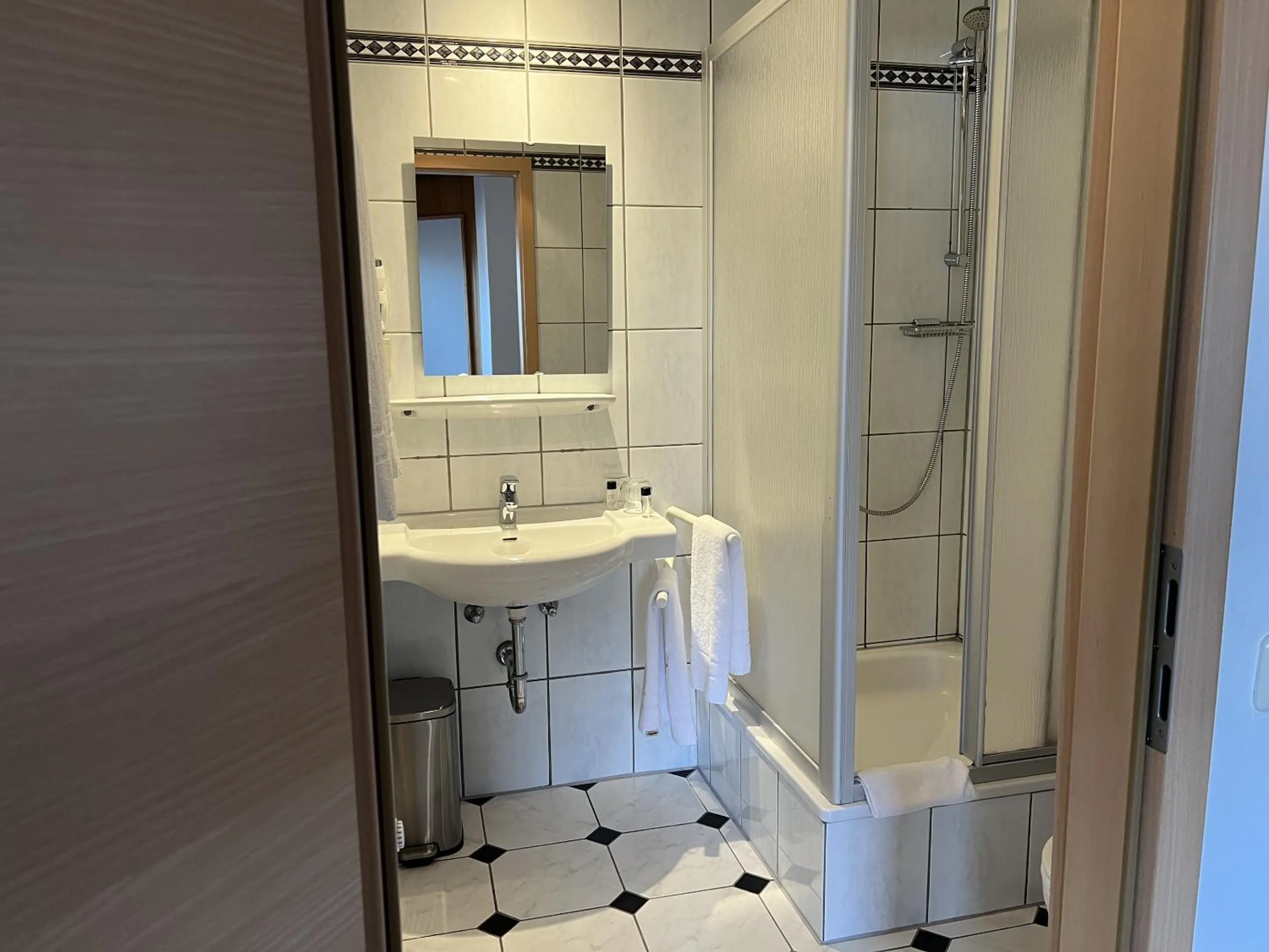 Bedroom in Hotel Wettlaufer - 3 Sterne S - sky -