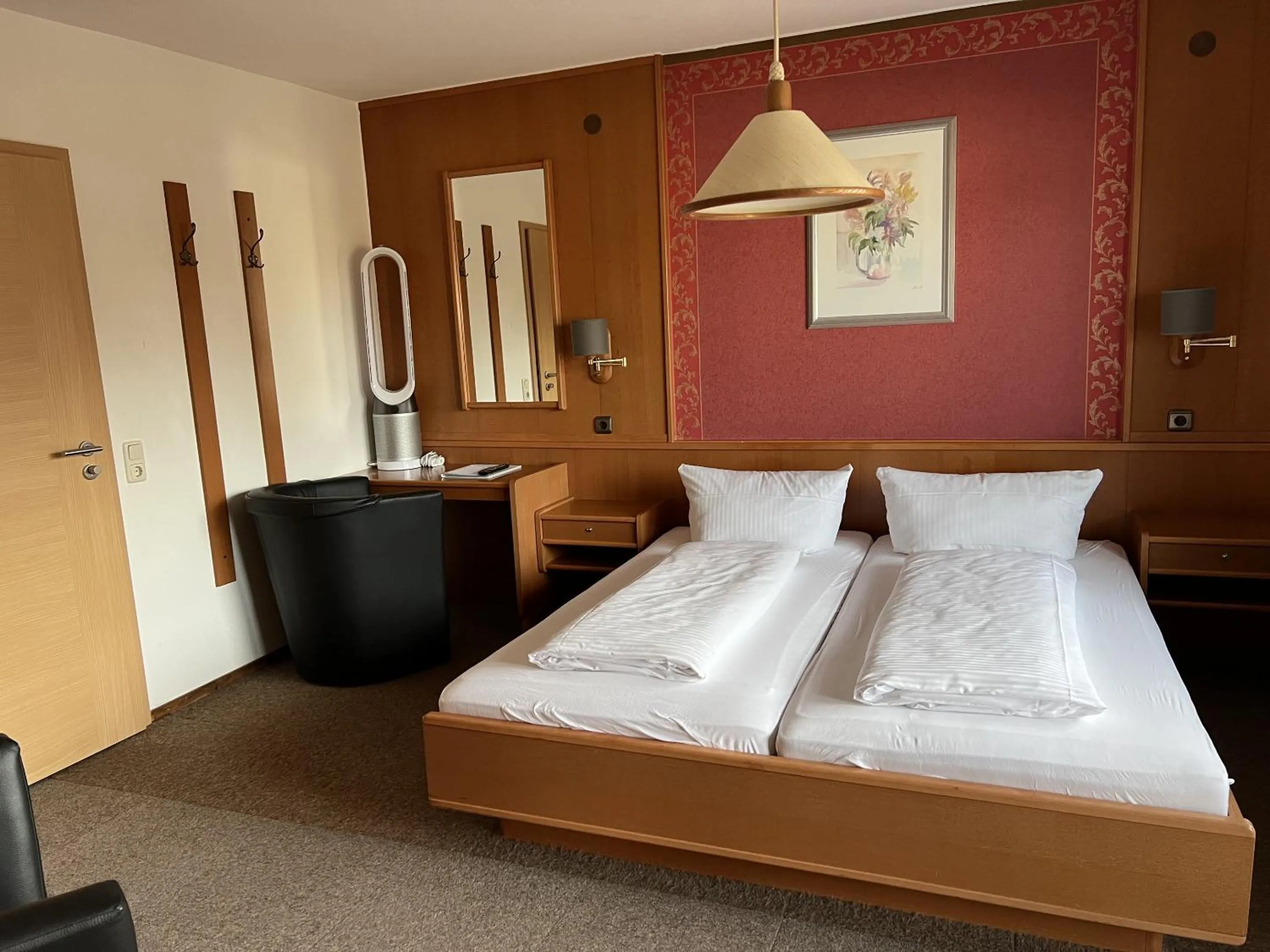 Bedroom, Bed in Hotel Wettlaufer - 3 Sterne S - sky -