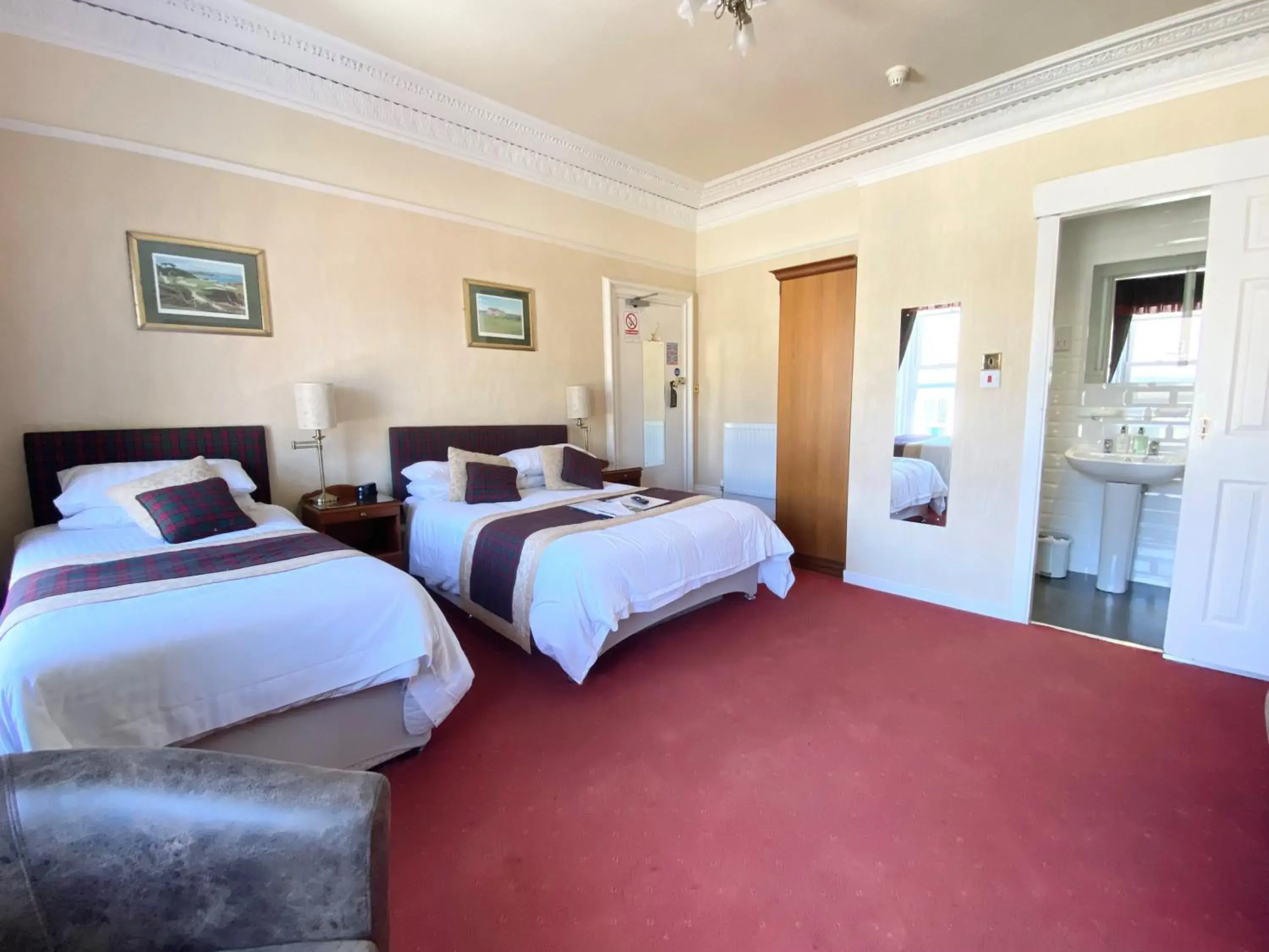 Family Room in Daviot Guest House Family Room in Daviot Guest House